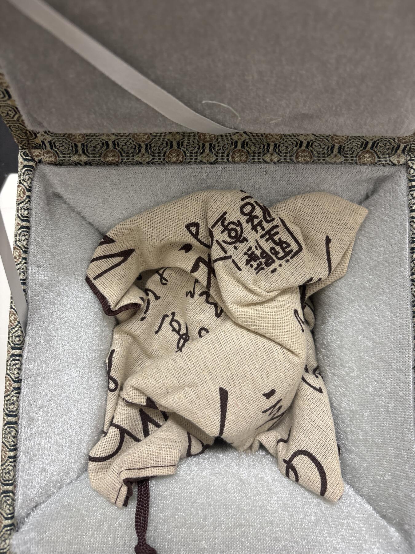 文馨钱币收藏第 299 场，长期接代拍业务 高档邵美华大师紫砂壶带收藏证书，签名，原袋礼盒包装一个，收藏价值和用途都很有意义，上次那个拍的确实大漏