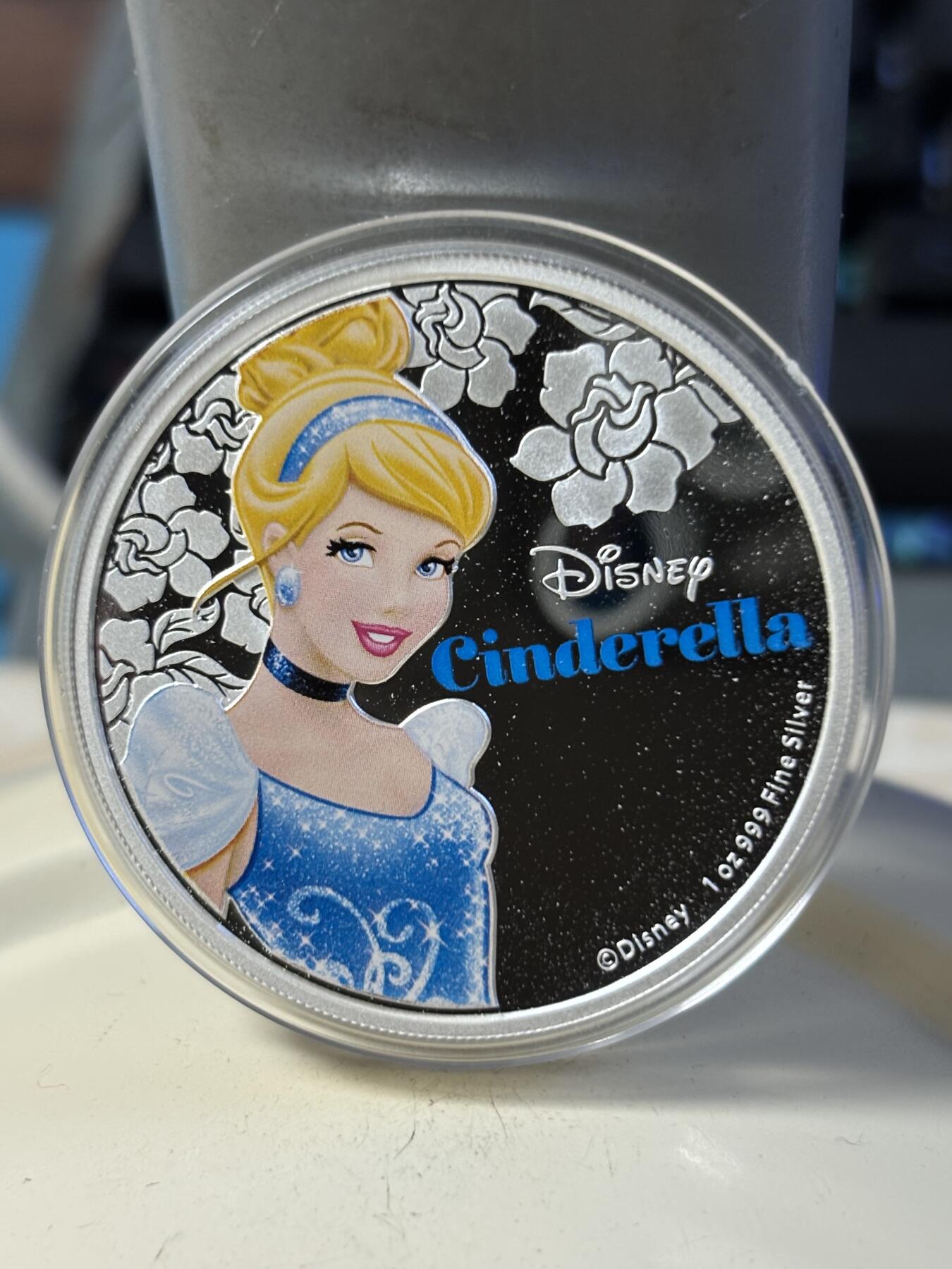 第197期拍卖 纽埃2015年迪士尼系列首枚灰姑娘公主彩色1盎司纪念银币，999银，发行10000枚
