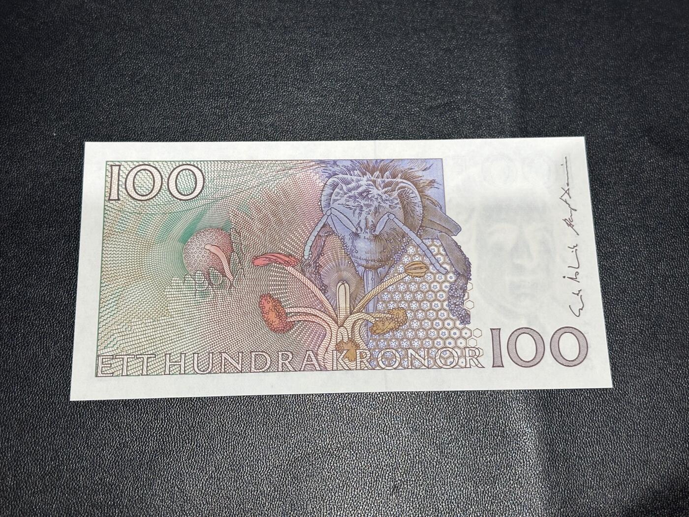 《外钞收藏家》第六百二十六期（精品场）（长期征集拍品、欢迎藏友们联系合作） 瑞典87版 初版100克朗 全新 边上轻微荧光反应