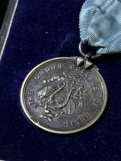戎马世界章牌大赏第115期 英国西伦敦大学音乐学院钢琴弹奏获奖纪念 章 925银材质，21.3g，实发版：1921年颁发， 带原盒，西伦敦大学音乐学院为英国音乐著名院校，蕾哈娜、碧昂丝、Lady Gaga等著名现代歌手均为该校校友