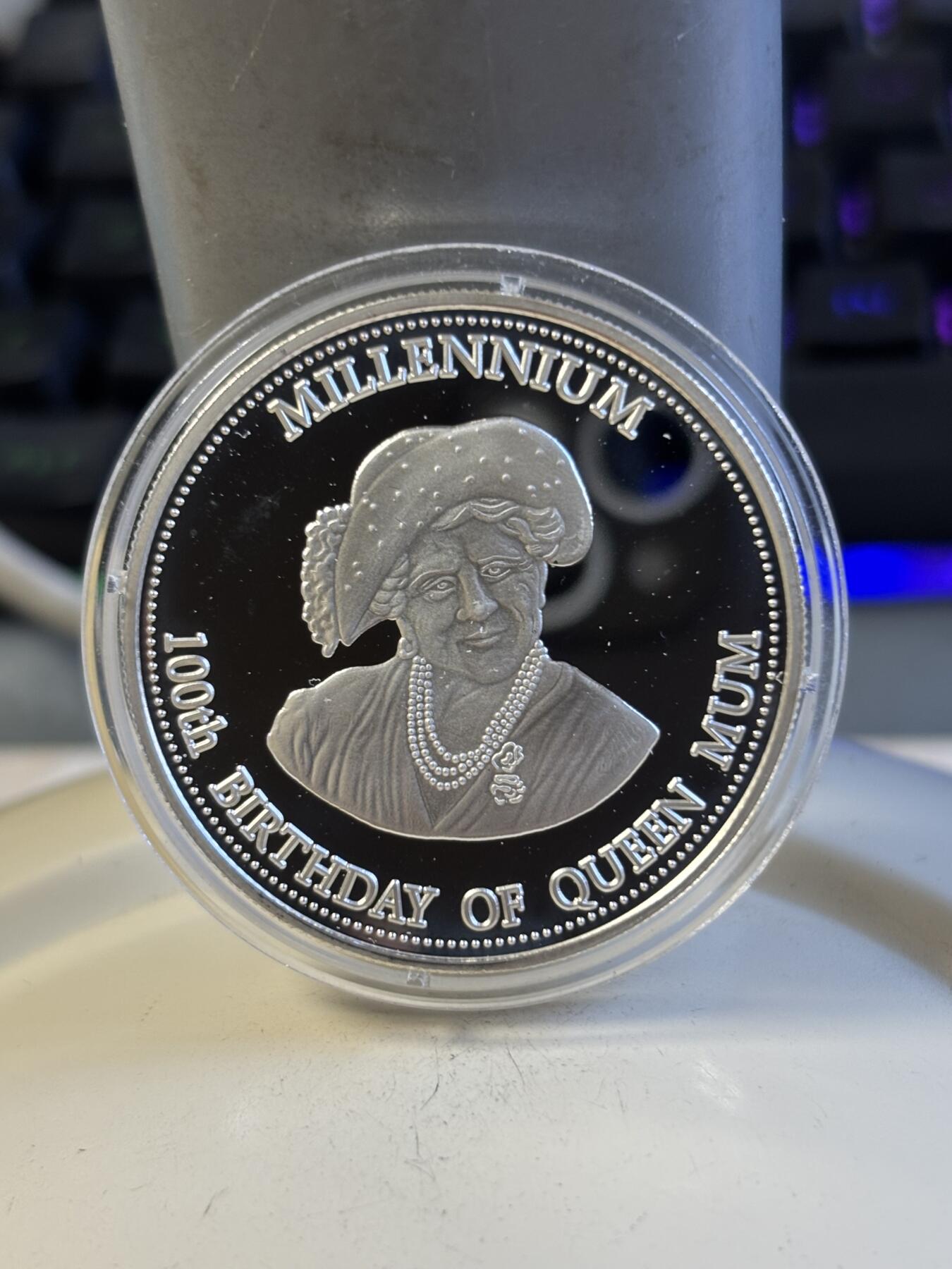 第197期拍卖 赞比亚2000年皇太后千禧年纪念银币，925银，20克，有氧化