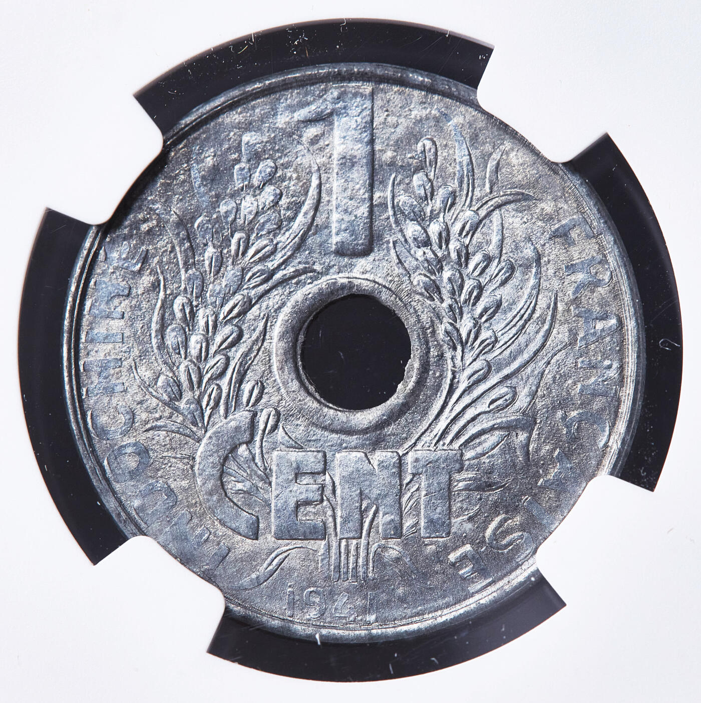 【俄甄集藏】满园春色-2026年(051)04-22星期三 晚 19:30 全场包邮 法属印度支那1941年帽圈版中孔1分锌币，NGC MS63，MS状态难得