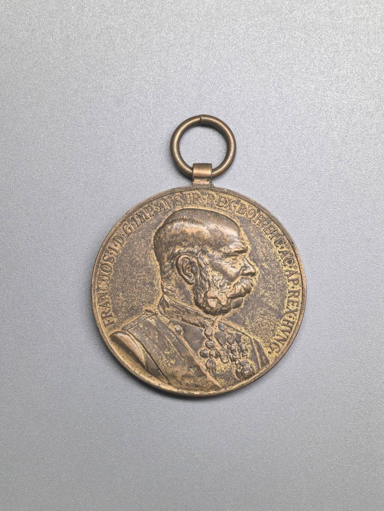 小驴勋章奖章收藏4月11日周六晚六点拍卖（珍爱和平，收藏战争，铭记历史，勿忘国耻，忠党爱国。有偿代拍，送拍规则在简介最后，参拍须阅读规则后再参拍，关系到运费包装发货时效真假辨别等关键信息，拍卖时不再发原图，看大图店主微信码在拍卖店铺介绍里）