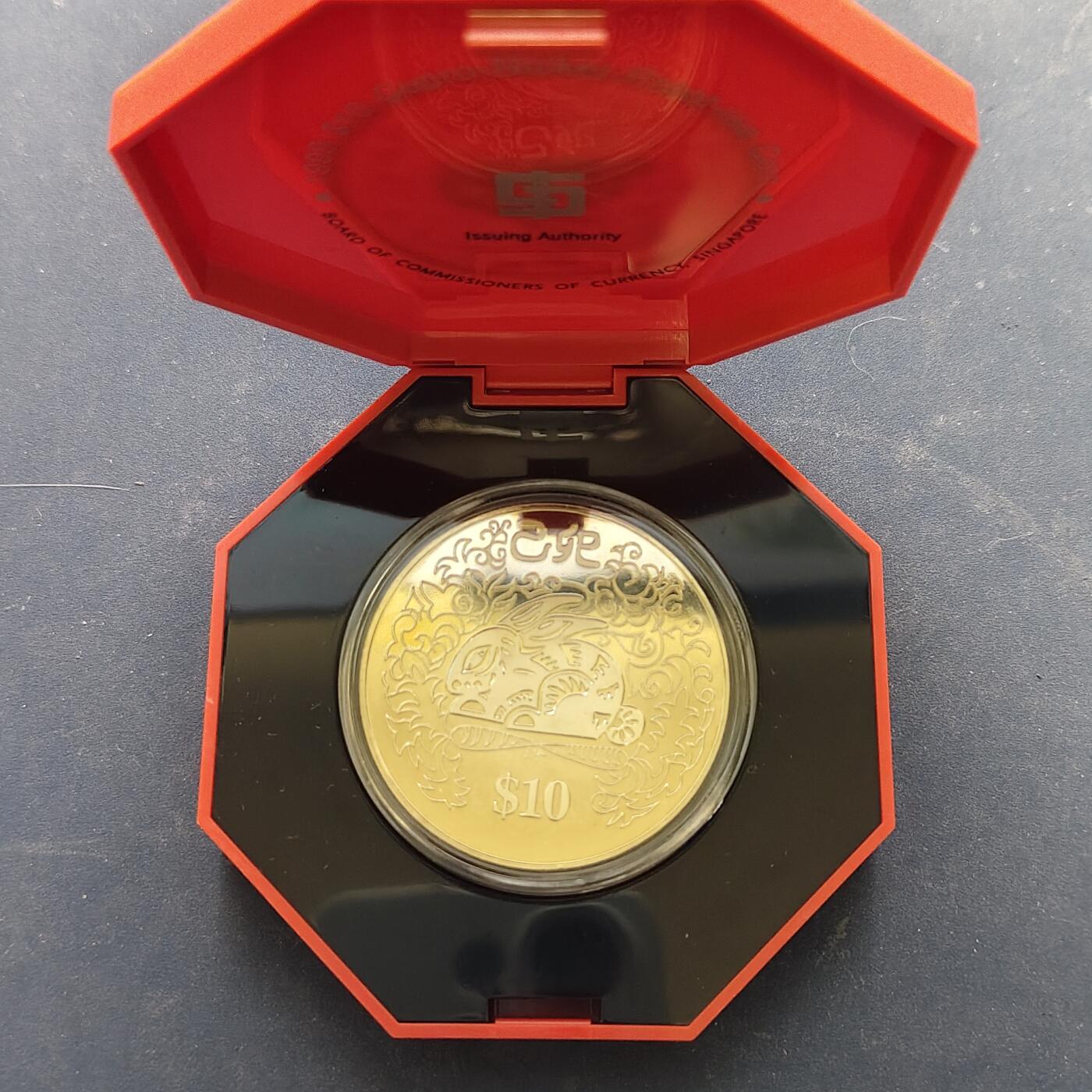 【全场包邮】纯粹捡漏拍521场 新加坡各年份纪念币4枚一组-1989年10元蛇年带盒+1999年10元兔年精制带盒+1990年5元独立25周年带封套+1996年10元鼠年精制带盒