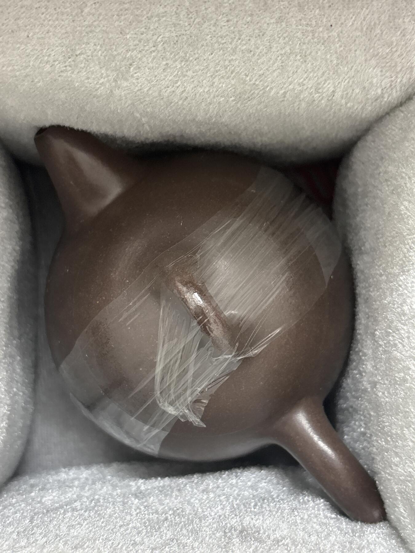 文馨钱币收藏第 299 场，长期接代拍业务 高档邵美华大师紫砂壶带收藏证书，签名，原袋礼盒包装一个，收藏价值和用途都很有意义，上次那个拍的确实大漏