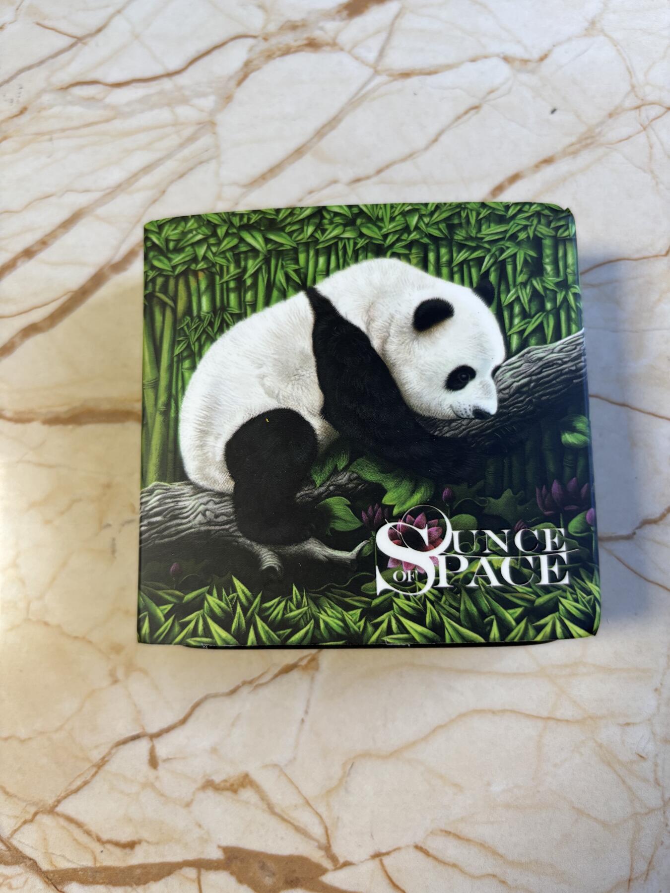 第197期拍卖 中国2016年熊猫镶嵌南丹陨石30克彩色纪念银币，999银，30克，发行量1000枚