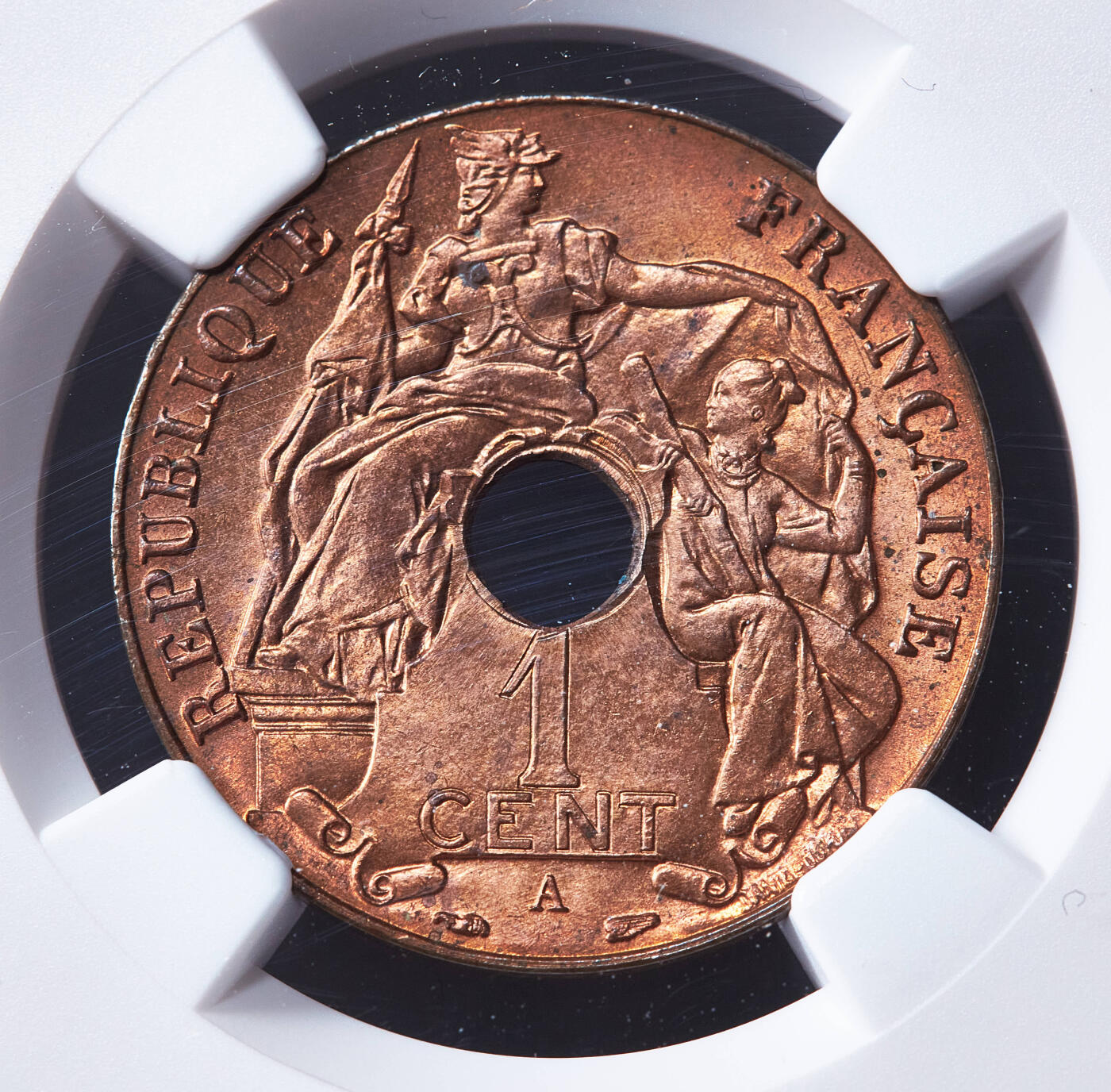 【俄甄集藏】满园春色-2026年(051)04-22星期三 晚 19:30 全场包邮 法属印度支那1939年A版中孔百分之一（1分）铜币，NGC MS64RB，原铜光，转光