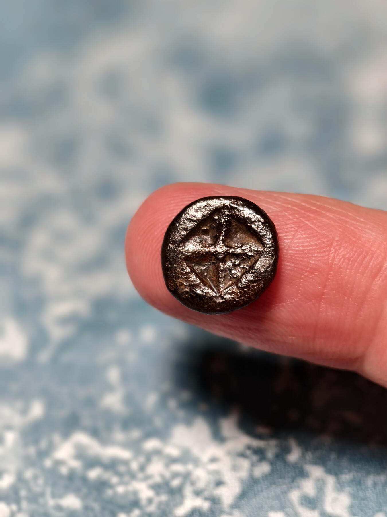 抚柳草堂-第二十四期章牌钱币  奖章勋章 满百包邮 放漏专场 三佛齐王国末期至满者伯夷王国早期打制小银币 1.2g重 正面有檀香花徽记，背面爪哇岛文，面值1 Unit或称Masa