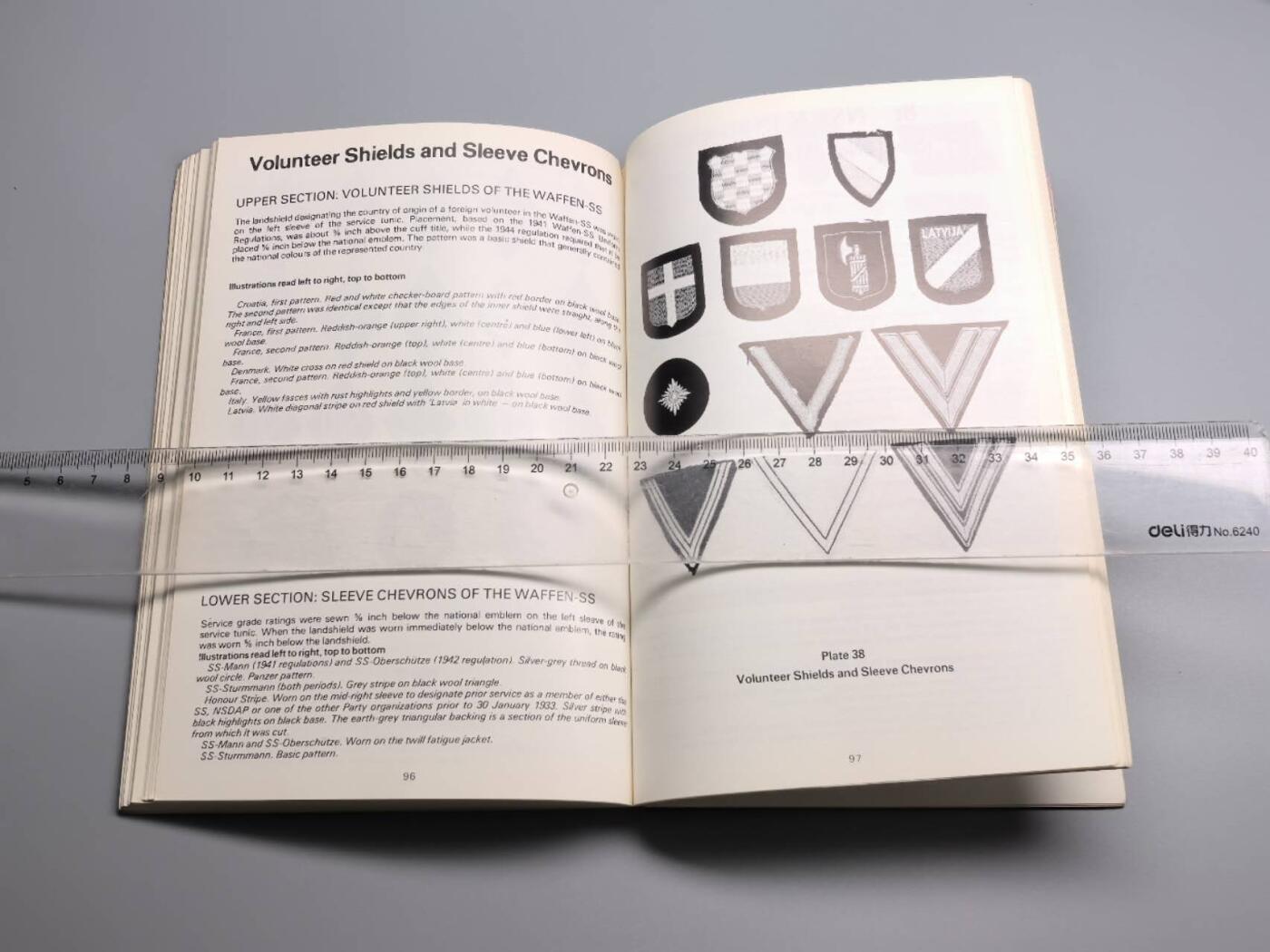 小驴勋章奖章收藏4月11日周六晚六点拍卖（珍爱和平，收藏战争，铭记历史，勿忘国耻，忠党爱国。有偿代拍，送拍规则在简介最后，参拍须阅读规则后再参拍，关系到运费包装发货时效真假辨别等关键信息，拍卖时不再发原图，看大图店主微信码在拍卖店铺介绍里） 得三的徽章布质胸章与标识，全书系统收录了得三(1933-1945）所有组织的布质徽章与标识