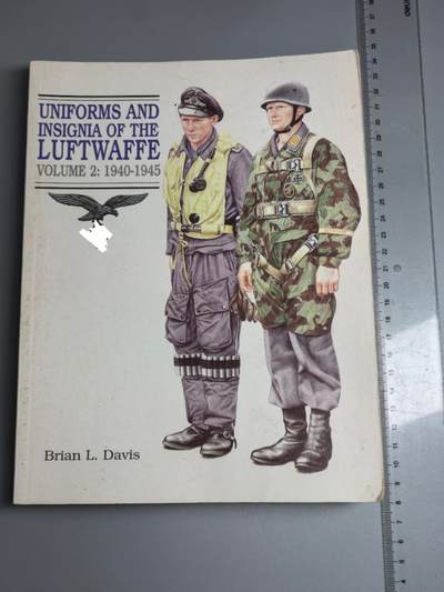 小驴勋章奖章收藏4月11日周六晚六点拍卖（珍爱和平，收藏战争，铭记历史，勿忘国耻，忠党爱国。有偿代拍，送拍规则在简介最后，参拍须阅读规则后再参拍，关系到运费包装发货时效真假辨别等关键信息，拍卖时不再发原图，看大图店主微信码在拍卖店铺介绍里） - 《空军军装和标识1940-1945》