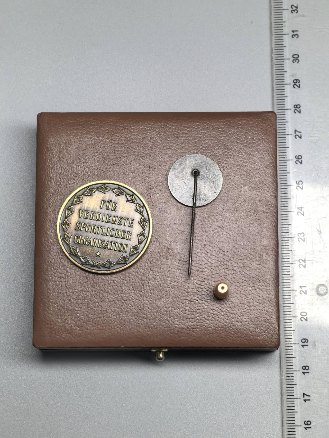 小驴勋章奖章收藏4月11日周六晚六点拍卖（珍爱和平，收藏战争，铭记历史，勿忘国耻，忠党爱国。有偿代拍，送拍规则在简介最后，参拍须阅读规则后再参拍，关系到运费包装发货时效真假辨别等关键信息，拍卖时不再发原图，看大图店主微信码在拍卖店铺介绍里） 德国ADAC汽车协会纪念章带盒