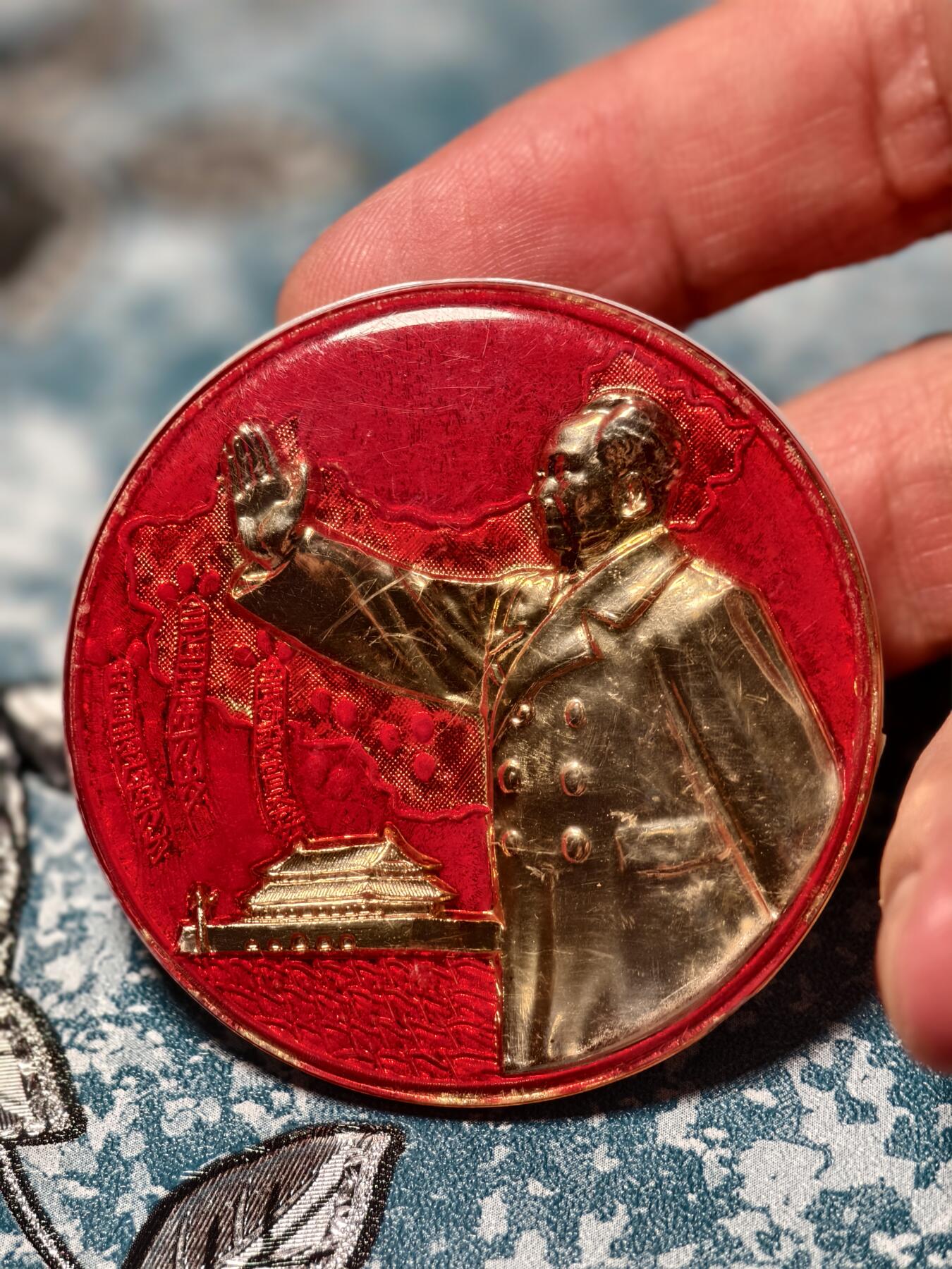 抚柳草堂-第二十四期章牌钱币  奖章勋章 满百包邮 放漏专场 六七十年代 大尺寸毛主席像章 塑料像章 天安门挥手 工农发夹厂 直径52.5mm  非常少见的版本