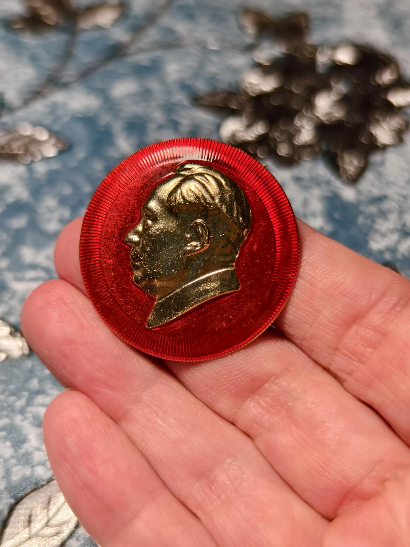 抚柳草堂-第二十四期章牌钱币  奖章勋章 满百包邮 放漏专场 六七十年代 毛主席像章 天津017    直径37.5mm  品相不错