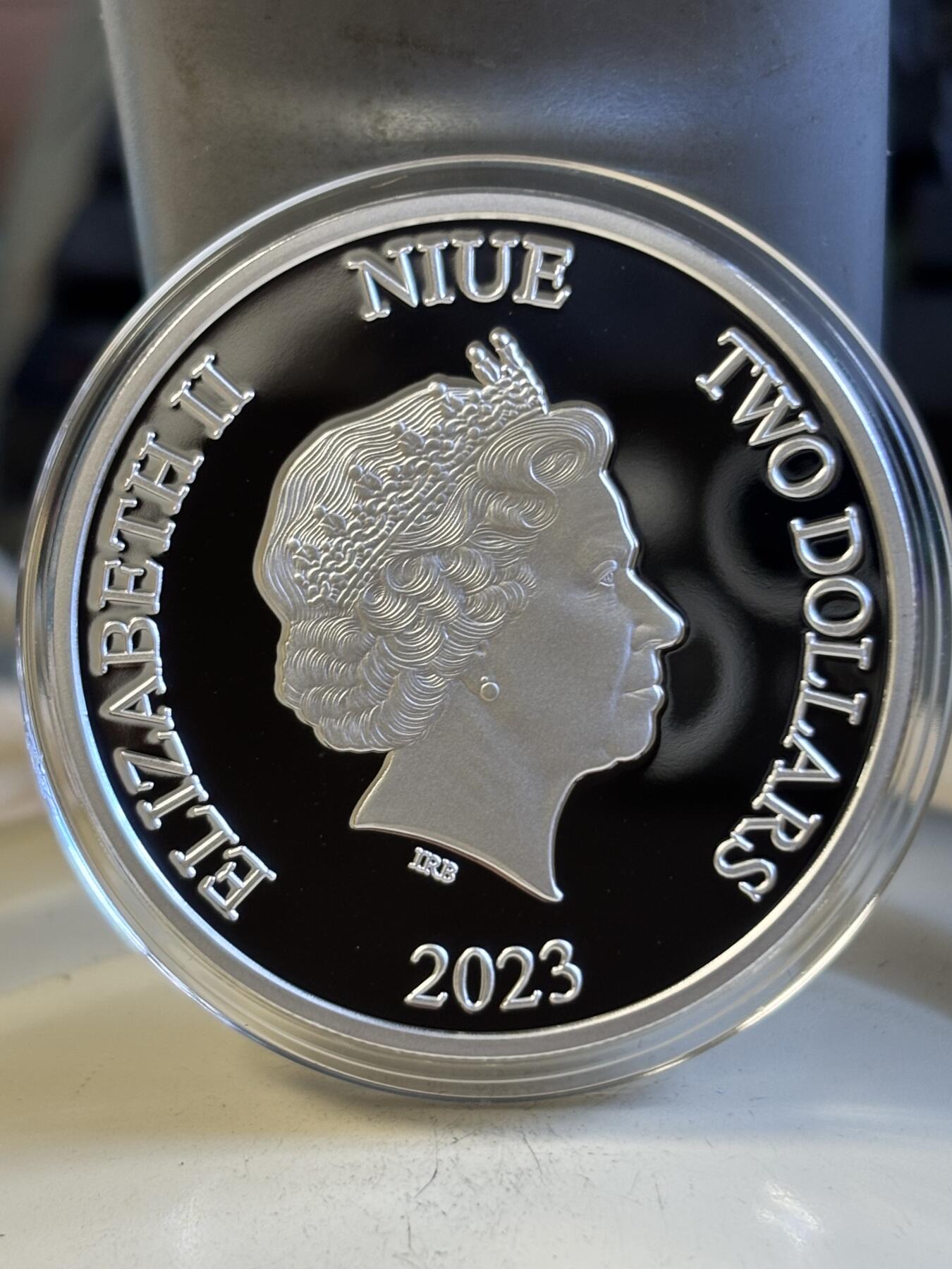 第197期拍卖 纽埃2023年珍贵的爱情系列天鹅镶嵌水晶彩色银币，999银，发行3000枚