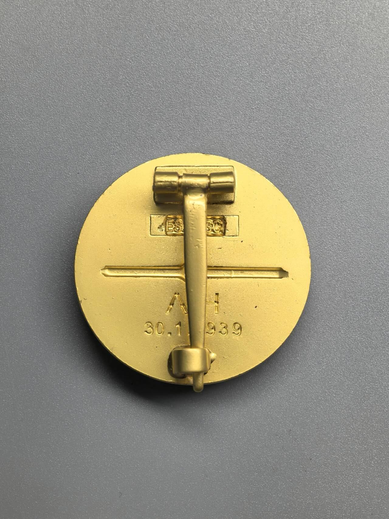 小驴勋章奖章收藏4月11日周六晚六点拍卖（珍爱和平，收藏战争，铭记历史，勿忘国耻，忠党爱国。有偿代拍，送拍规则在简介最后，参拍须阅读规则后再参拍，关系到运费包装发货时效真假辨别等关键信息，拍卖时不再发原图，看大图店主微信码在拍卖店铺介绍里） 现代工艺品 NSDAPAH金党徽 非原品