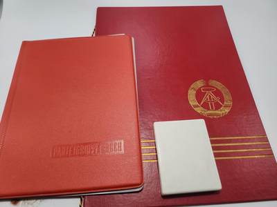 南水社第5次拍卖  民主德国（东德）SED 25年党龄荣誉证书 党校函授结业证 统一社会党证章带盒  获得者埃德加·韦伯