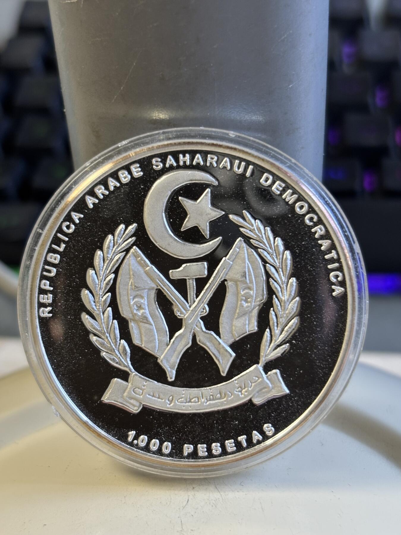 第197期拍卖 西撒哈拉1996年1000比塞塔海盗船1盎司彩色银币，999银，30.5克