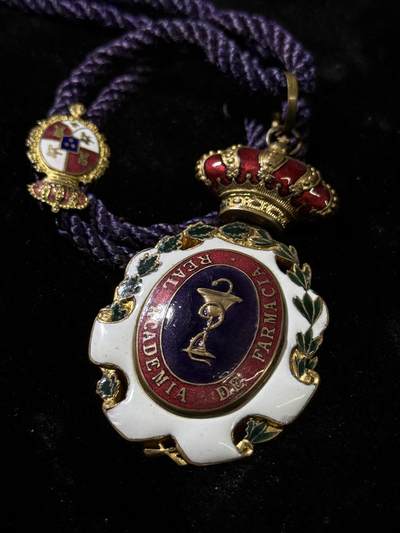 戎马世界章牌大赏第115期 西班牙皇家学院证章，非常少见，设计精美，珐琅轻微磕碰掉皮