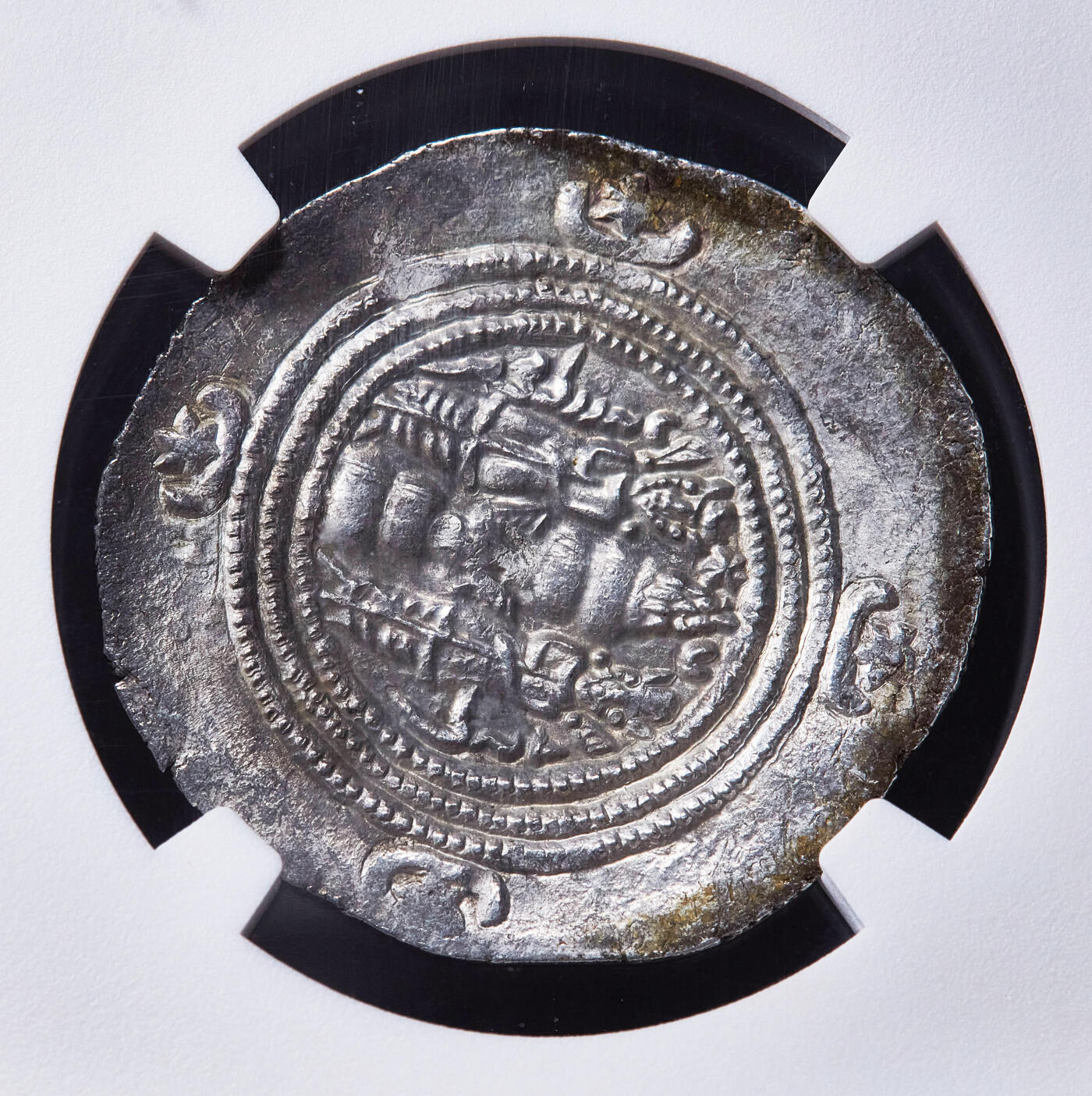 【俄甄集藏】满园春色-2026年(051)04-22星期三 晚 19:30 全场包邮 波斯萨珊王朝公元591-628年库思老二世1德拉克马银币，NGC AU，达拉布吉尔德造币厂，正面库斯老二世右侧面半身像，头戴萨珊标志性的翼翅王冠，铭文：奥马兹德的崇拜者，神圣的库斯老，伊朗万王之王，伊朗之荣光；背面萨珊拜火教（琐罗亚斯德教）圣火坛，两侧各立一名祭司守护火坛，底光犹存