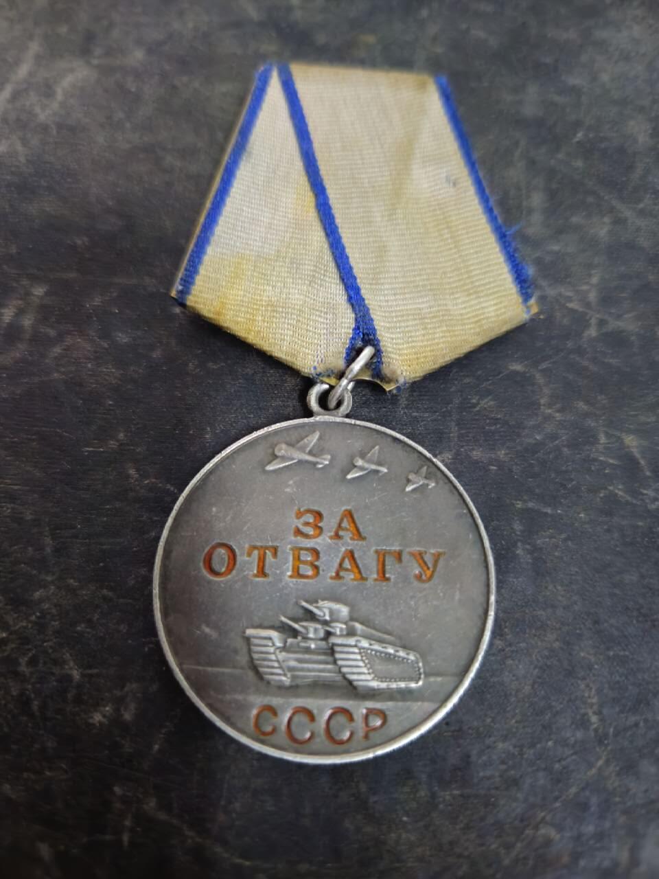 各国勋章奖章拍卖第53期，五一劳动节专场 苏联三级光荣勋章74154号，勇敢奖章631801号，战胜德国奖章。分别授予上士击杀37名德军，1943年年末生产颁发，极初期版本光荣勋章，非常稀有。在刻赤半岛击杀20名德军。早期版本上挂勇敢奖章。