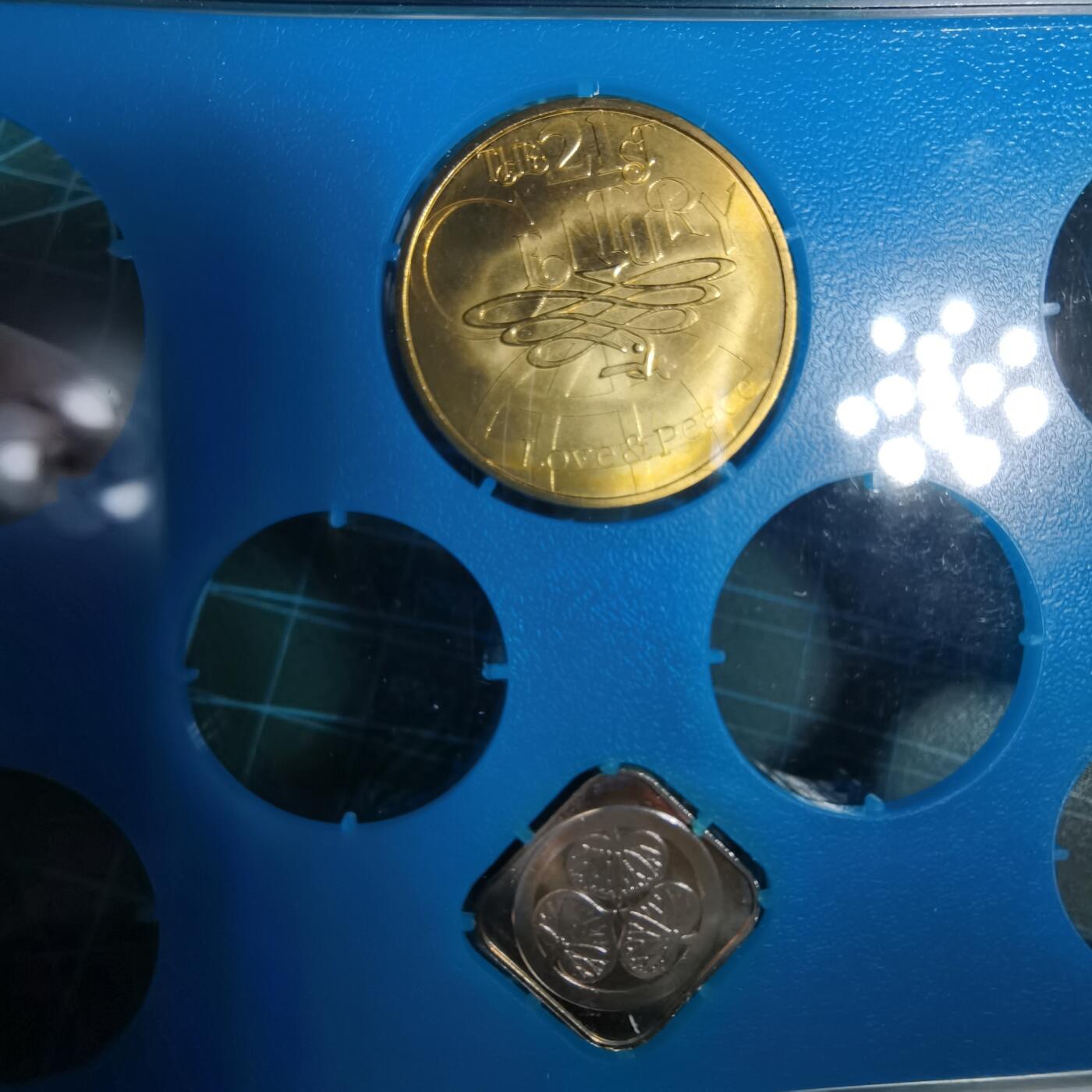 沼泽如烟--第1050场 2001年蛇年生肖章 4.3克纯银章带原盒 新世纪纪念铜章