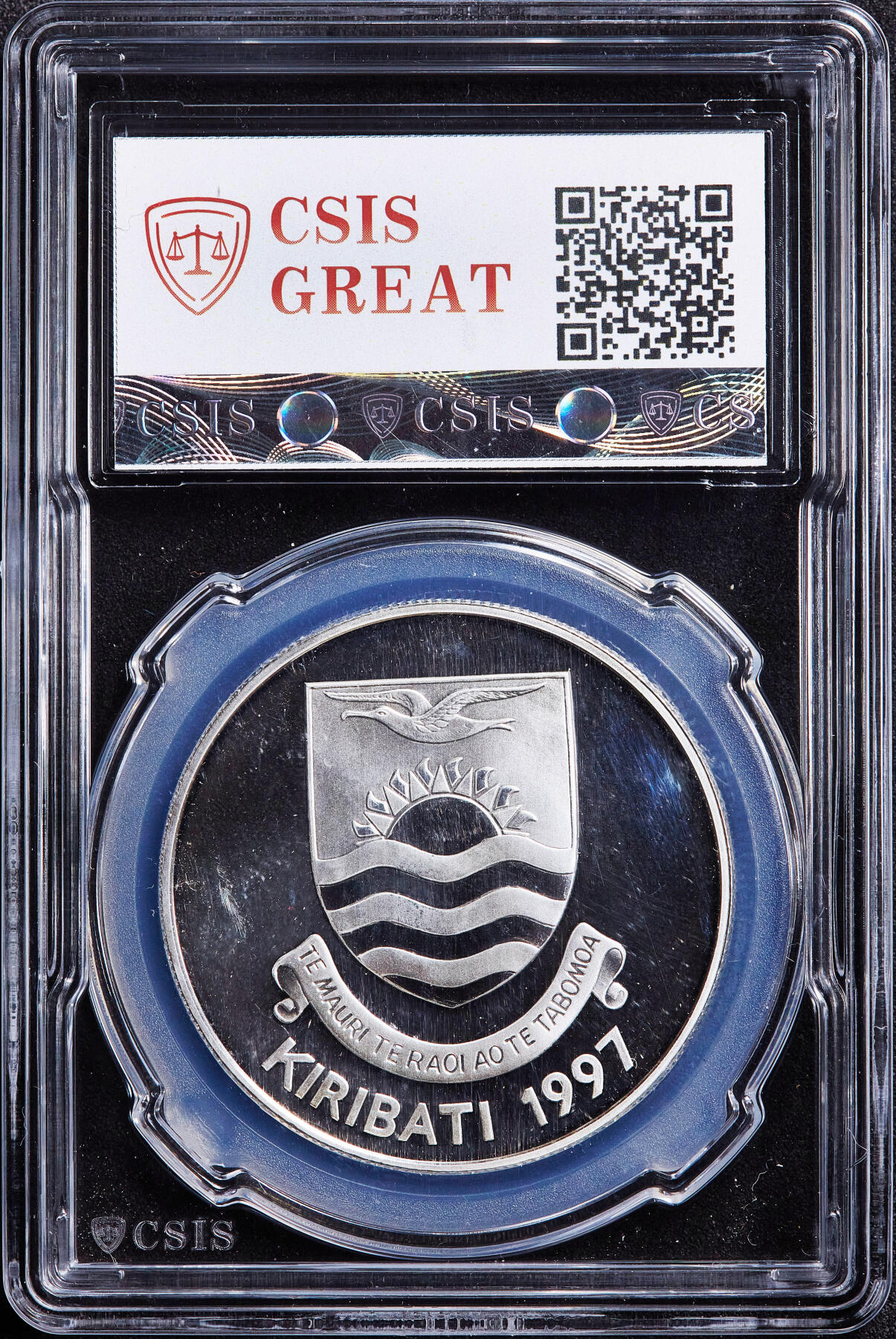 【俄甄集藏】满园春色-2026年(051)04-22星期三 晚 19:30 全场包邮 基里巴斯1997年纪念伊丽莎白·鲍斯-莱昂王太后温莎城堡家庭住所5元精制大银币，信泰 PF69UC，重31.4克，925银，发行量50000枚