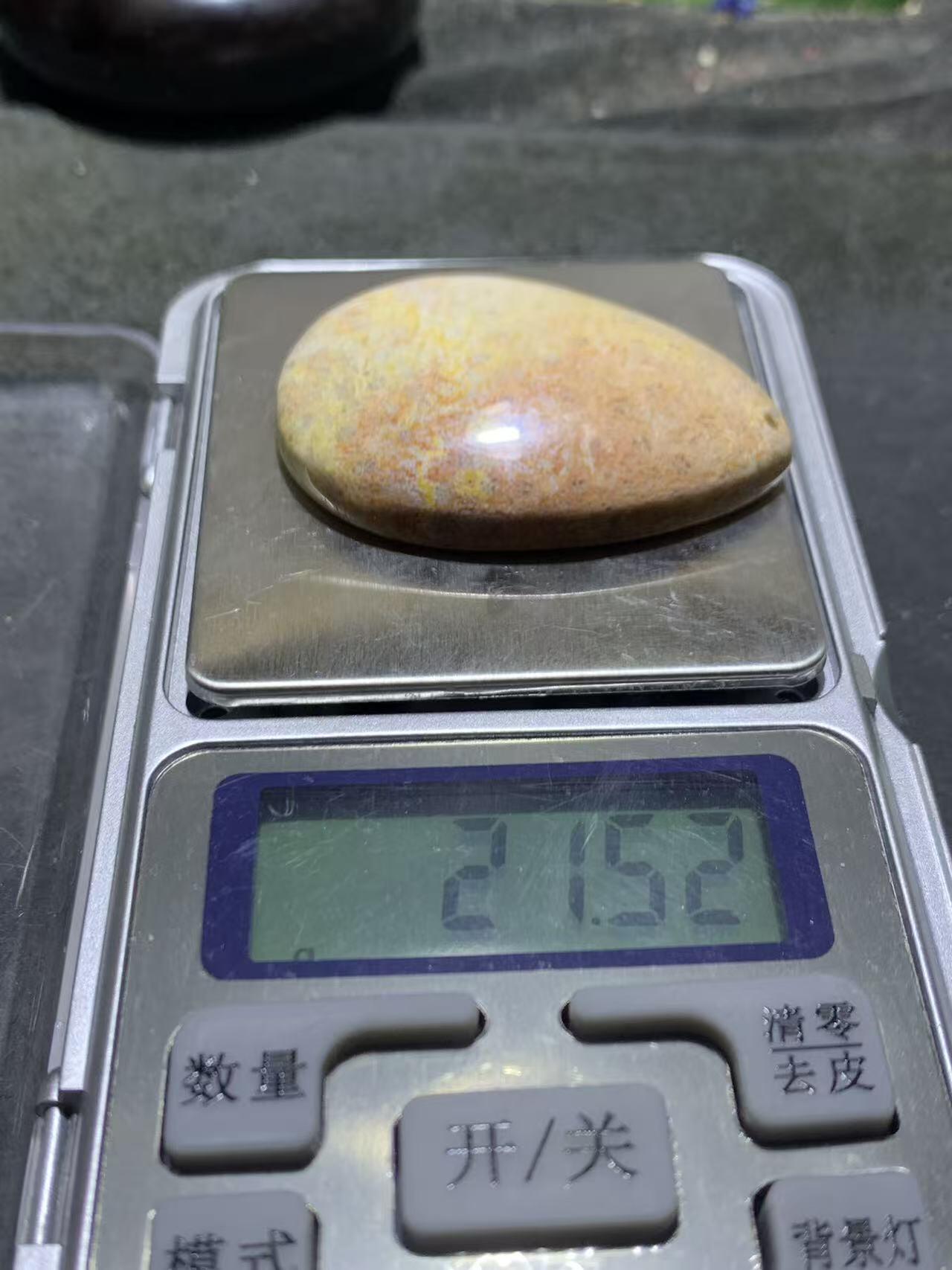 精美三色珊瑚玉牌子一个，