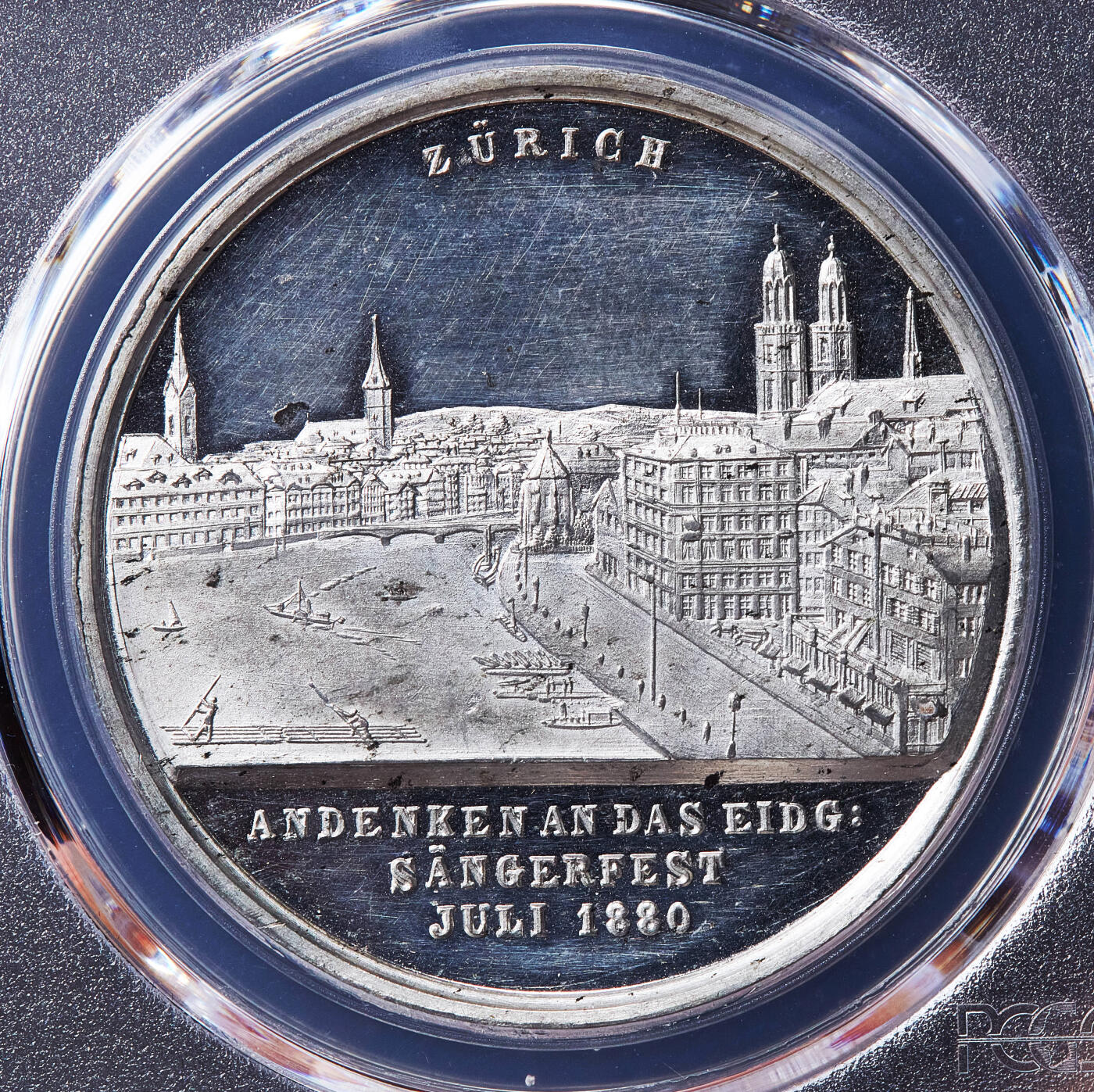 【俄甄集藏】满园春色-2026年(051)04-22星期三 晚 19:30 全场包邮 瑞士1880年城市景观苏黎世联邦歌唱节白色金属纪念章，PCGS UNCD，类精制底板，高浮雕，正面苏黎世利马特河沿岸城市景观，背面音乐女神，设计精美