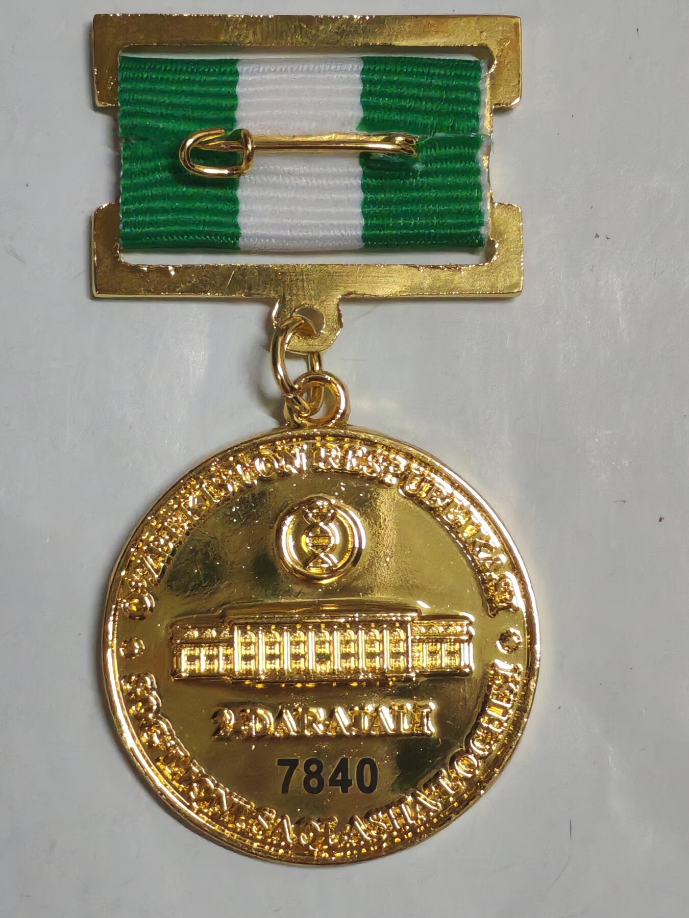 韵星假日军品类拍卖第53期  -- Rimey Holidays Militaria Auction 53 乌兹别克斯坦共和国卫生部二级优秀服务人员奖金奖章 实发7840号 非常稀少 设计继承苏联的奖金奖章 铜镀金 非常厚重 仅颁发给高级官员