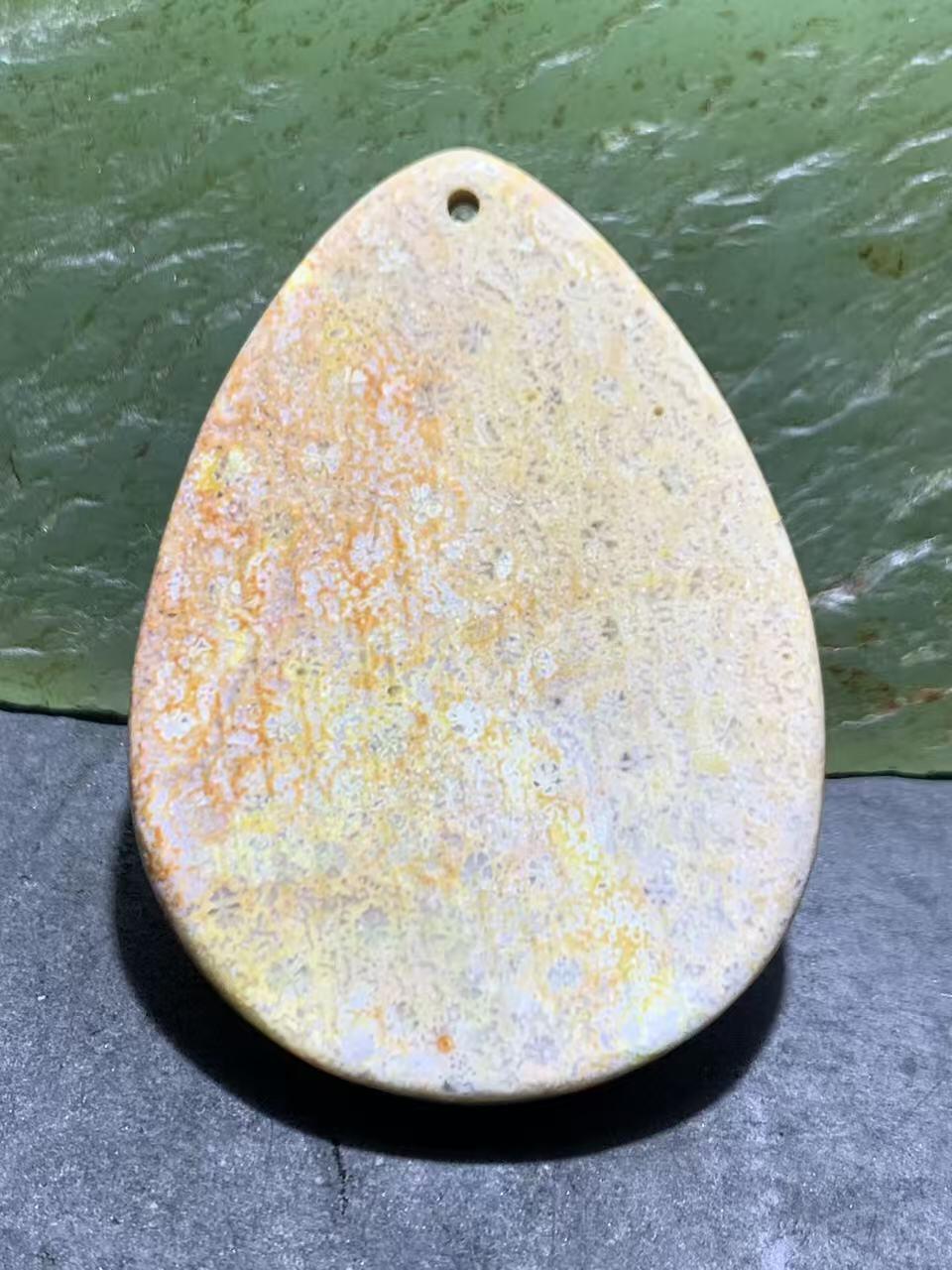 精美三色珊瑚玉牌子一个，