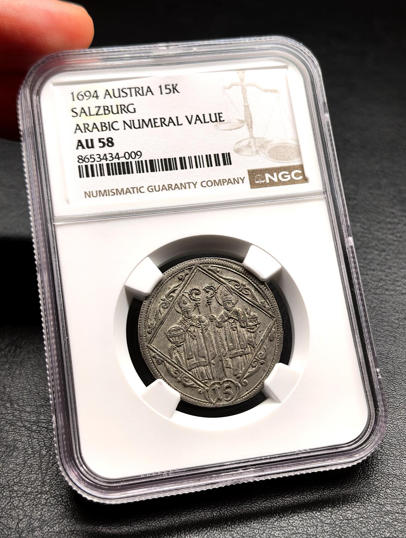 凡希社世界钱币微拍第三百二十二期 1694萨尔茨堡主教区双圣图15克鲁泽银币NGC-AU58，圣鲁珀特持盐桶，圣维吉尔持教堂模型，前者是萨尔茨堡的建造者，后者则是八世纪的重要主教，两人均为当地的守护圣徒，双圣是萨尔茨堡钱币的标志性元素。