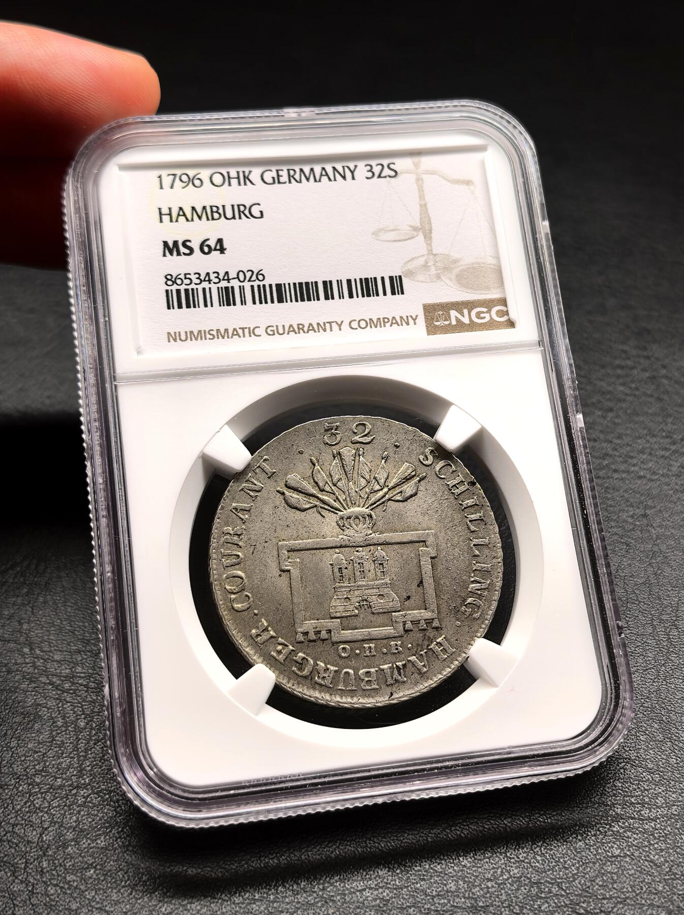 凡希社世界钱币微拍第三百二十二期 1796汉堡自由市城徽双头鹰32先令（泰勒）大银NGC-MS64，1796年正值拿破仑战争前夕，汉堡作为汉萨同盟核心城市，该币是其维持北欧贸易霸权的货币象征。淡彩收藏级品质！
