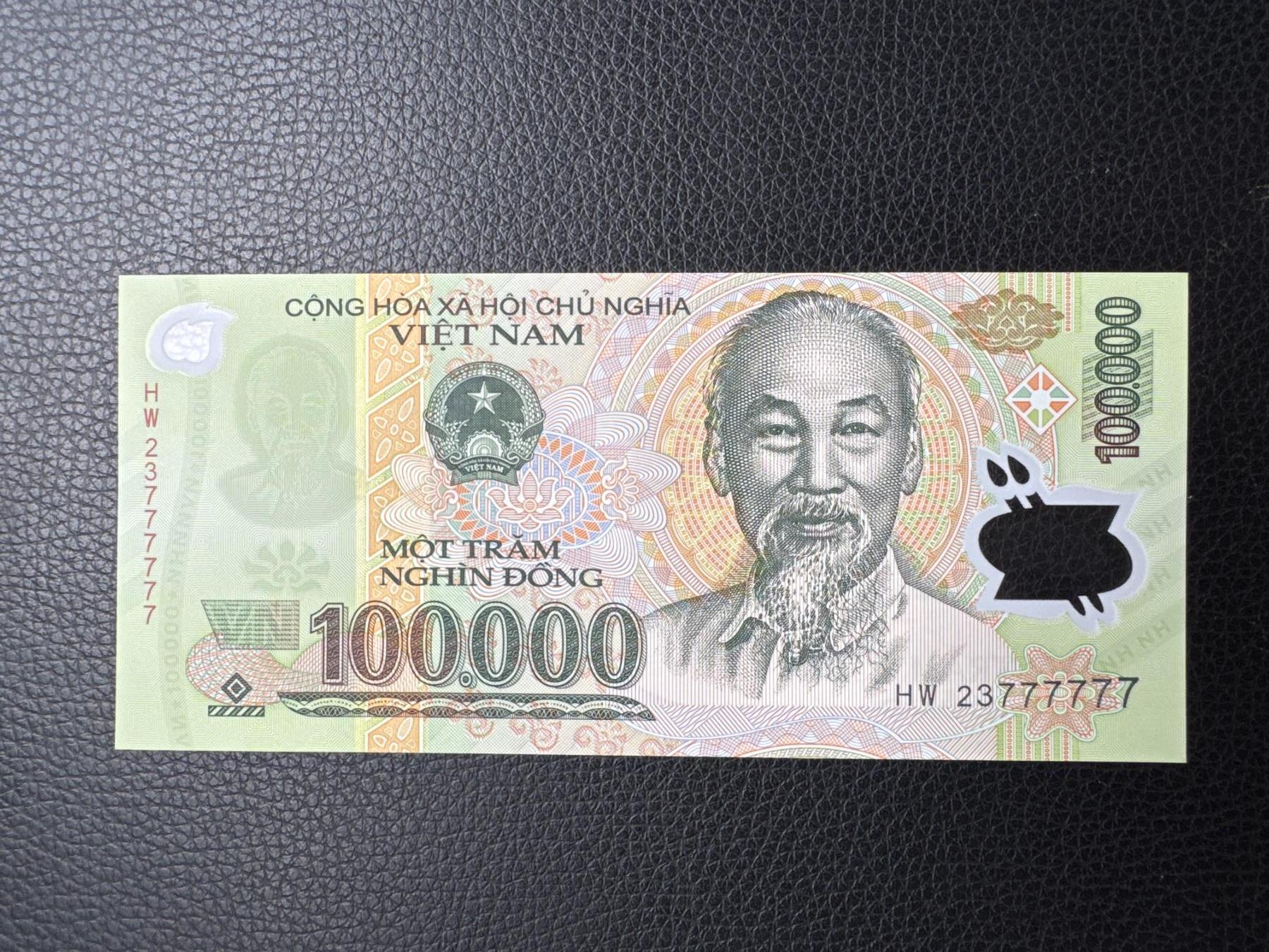 桂P钱币文化工作室拍卖第四十九期 越南2023年版10万盾塑料钞，全同号777777，全新UNC