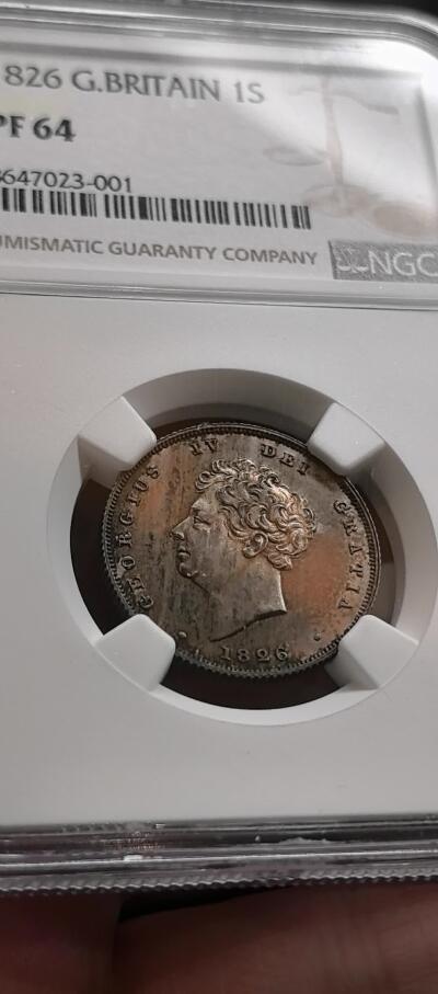 凡希社世界钱币微拍第三百二十二期 荐！1826英国乔治四世精铸先令NGC-PF64，英伦灰彩，侧光下呈现漂亮的橙红钴蓝色氧化，质感油润，视觉一流！一枚PF65的同品种先令在今年一月份的HA拍卖中以$3416落槌。（视频参考）