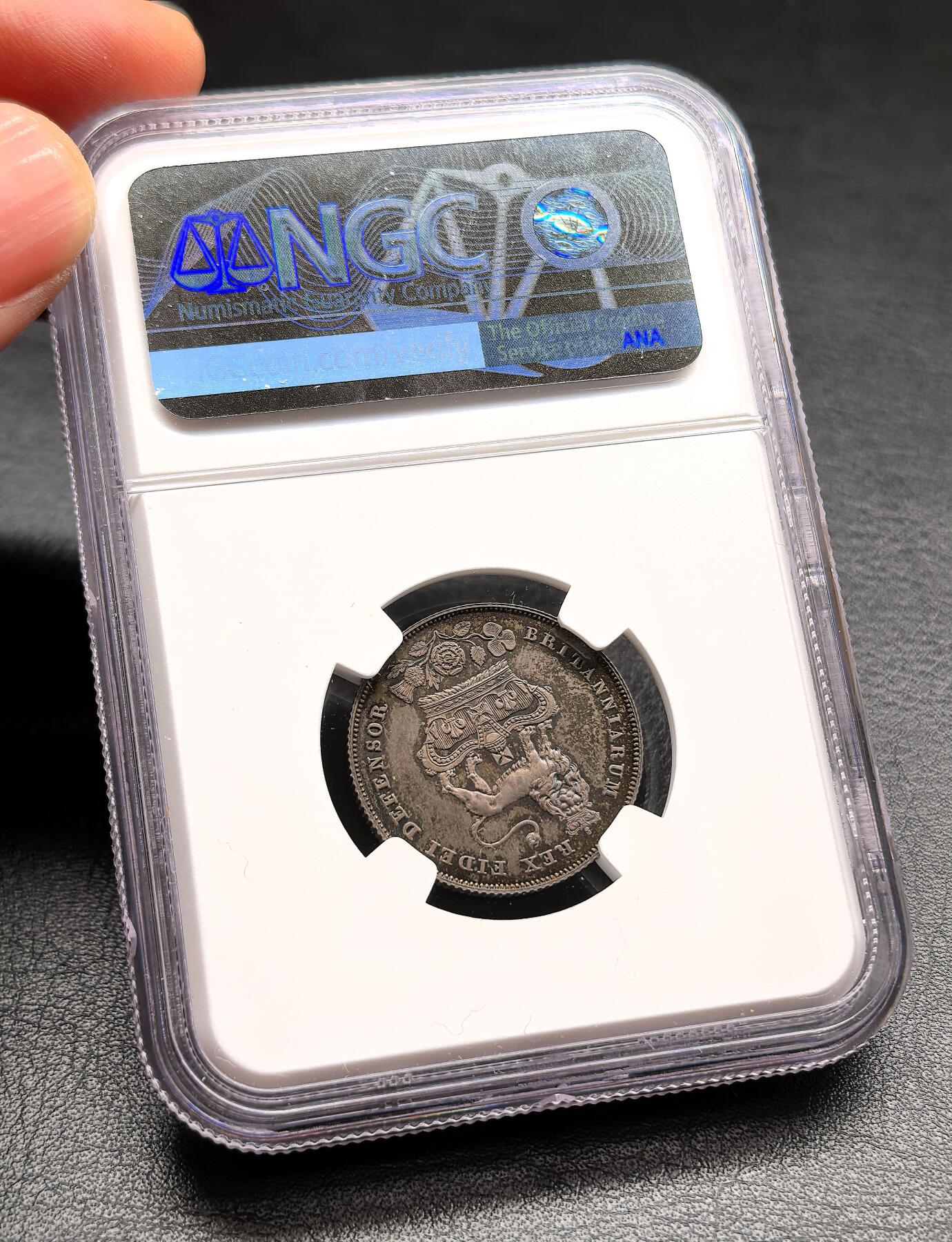 凡希社世界钱币微拍第三百二十二期 荐！1826英国乔治四世精铸先令NGC-PF64，英伦灰彩，侧光下呈现漂亮的橙红钴蓝色氧化，质感油润，视觉一流！一枚PF65的同品种先令在今年一月份的HA拍卖中以$3416落槌。（视频参考）