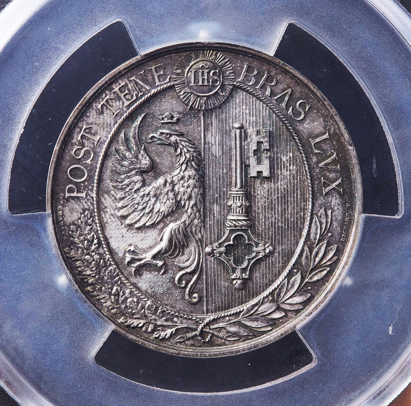 【俄甄集藏】满园春色-2026年(051)04-22星期三 晚 19:30 全场包邮 瑞士1892年纪念日内瓦-普兰帕莱市政节日大银章，PCGS SP62，设计精美，类精制底板，原味酱彩老包浆，季军，直径：50mm