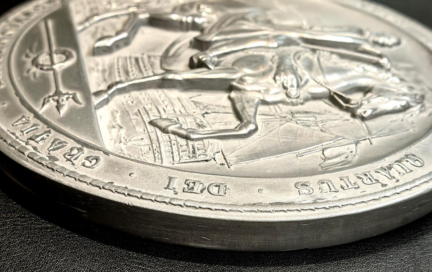 凡希社世界钱币微拍第三百二十二期 十九世纪英国纪念威廉四世高浮雕白色金属超大挂章，直径150mm，重387g，身着长袍的国王威廉四世骑马出征形象，马匹昂首前视，国王手持权杖，姿态威严，后方可见帆船舰队轮廓，契合威廉四世作为“海军国王”的身份背景，底部的花环与三叉戟进一步强化了海权与王权的关联。整体保存状态上佳。