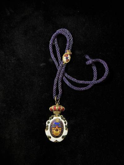 戎马世界章牌大赏第115期 西班牙皇家学院证章，非常少见，设计精美，珐琅轻微磕碰掉皮