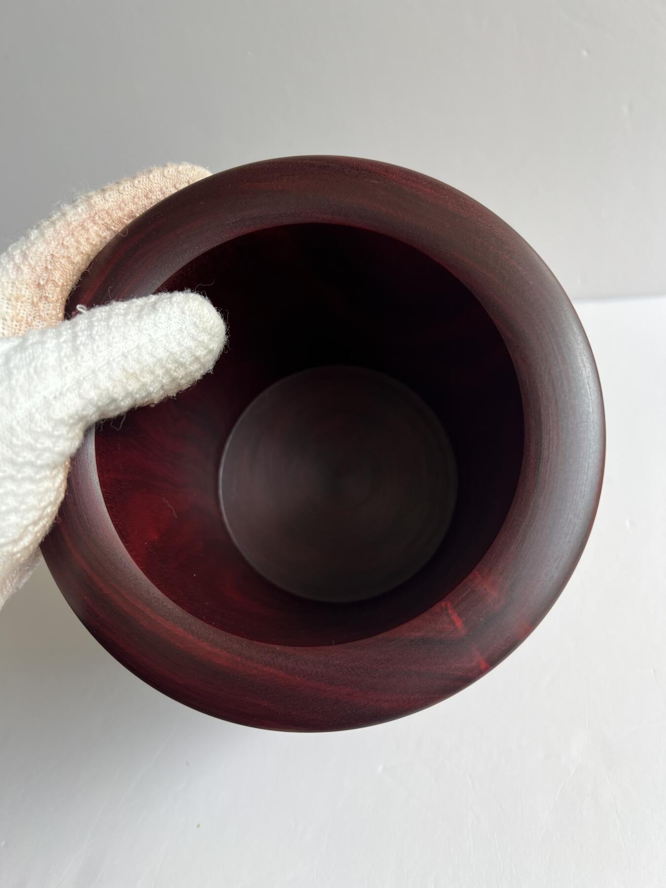 零元拍：精工非洲小叶紫檀 笔筒，山峰纹，荧光莹润，，精工打磨，花纹漂亮。155/170/壁厚约21MM。