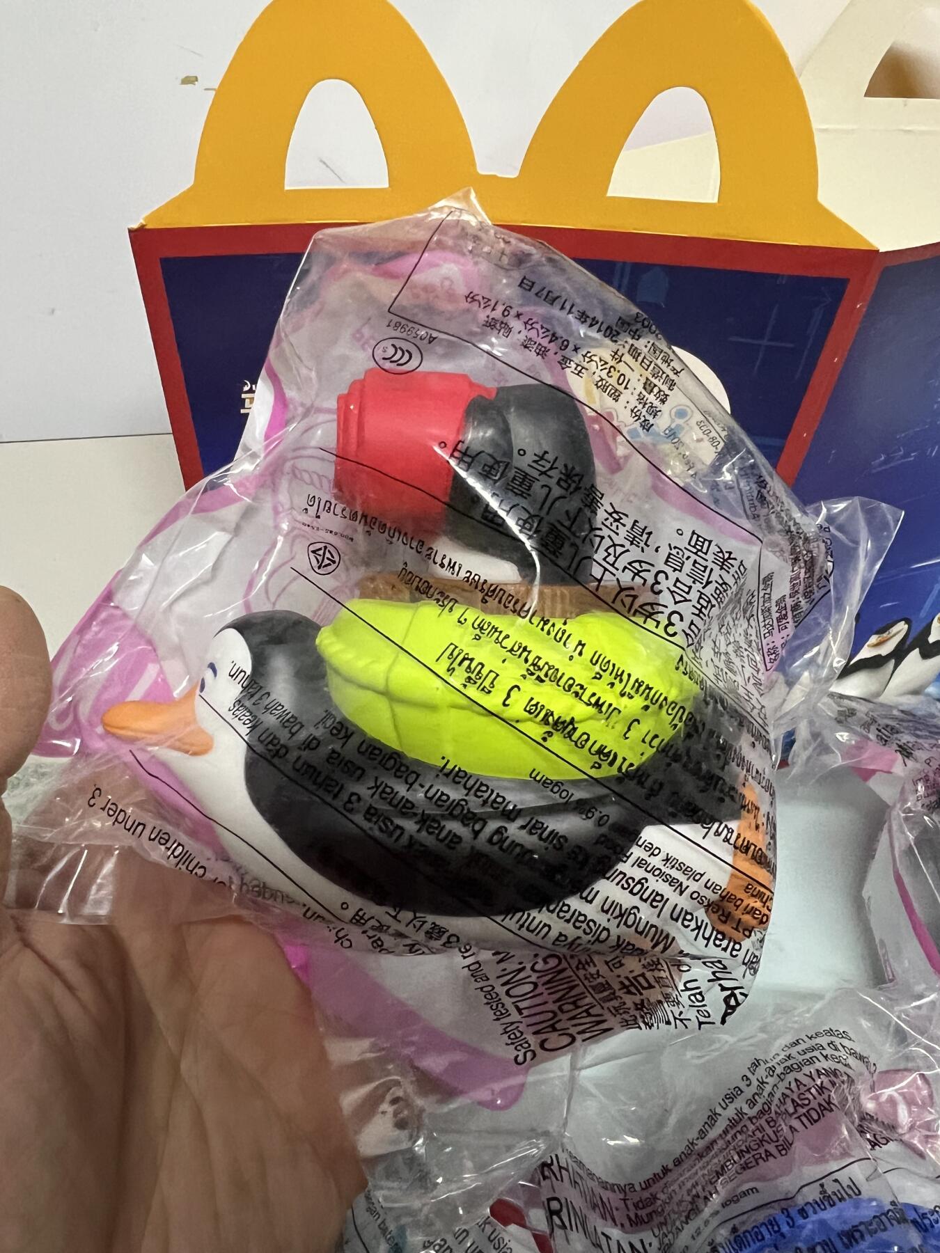 零元拍：麦当劳🍔 马达加斯加的企鹅🐧 全新未拆玩具一套 绝版收藏！送两枚专属开心儿童餐纸盒 每个企鹅各有机关 特别好玩