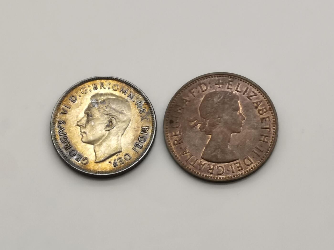 博洋堂世界钱币拍卖第168期（全场包邮） 英系银币、铜币一组2枚，英国1967年伊丽莎白二世1便士铜币，铜光熠熠，底板光度都不错，目测61分。澳大利亚1951年乔治六世澳大利亚联邦50周年1弗洛林银币 11.31g 0.5银 非常漂亮的五彩硫化包浆，au底板，不错品相。