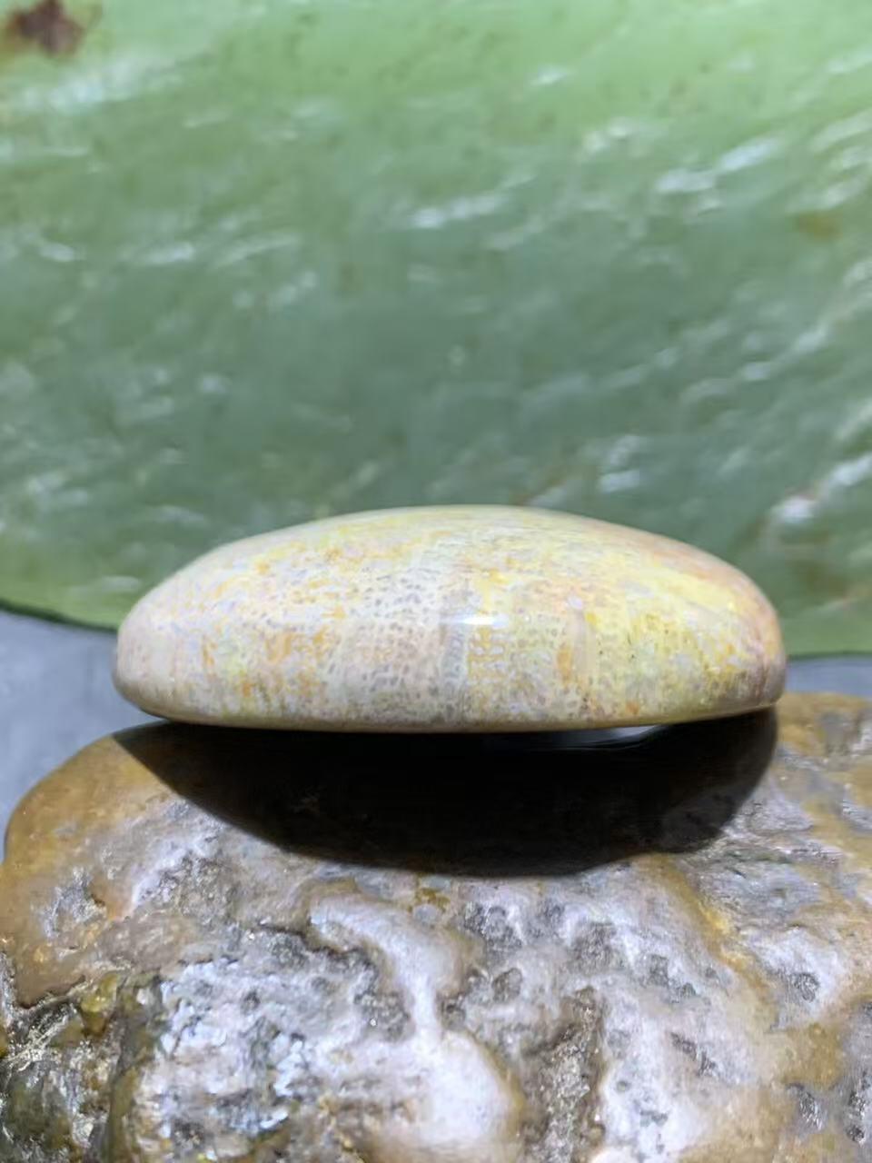 精美三色珊瑚玉牌子一个，