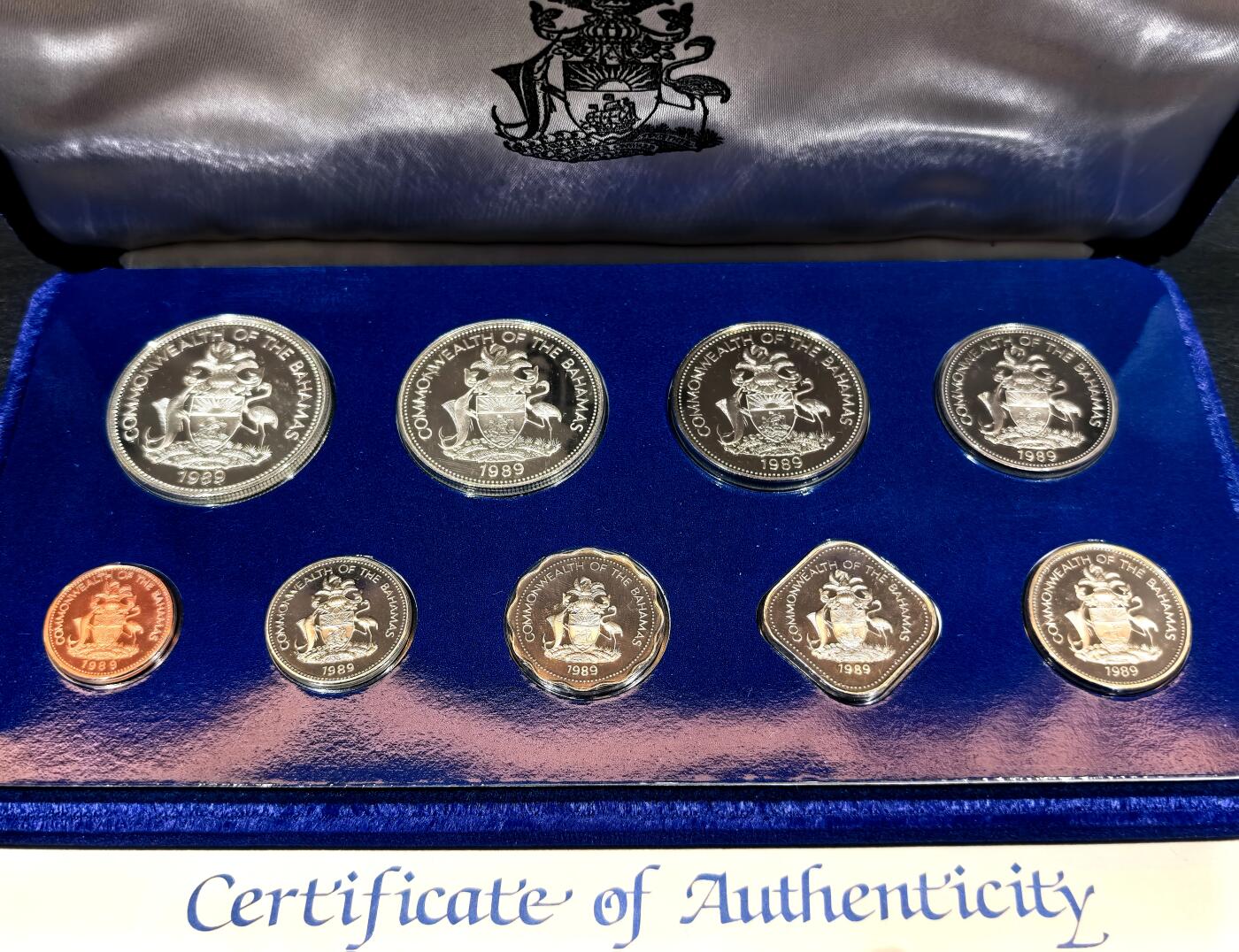 凡希社世界钱币微拍第三百二十二期 1989巴哈马哥伦布发现美洲纪念PS九枚套，原厂封装盒证全品！