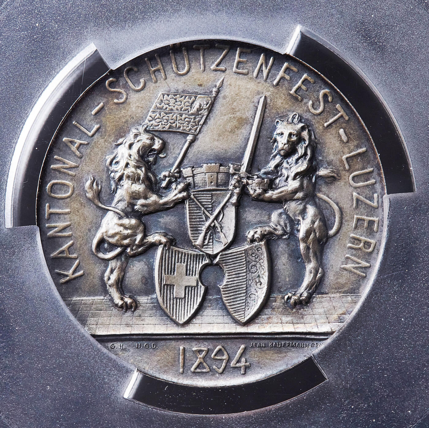 【俄甄集藏】满园春色-2026年(051)04-22星期三 晚 19:30 全场包邮 瑞士1894年纪念卢塞恩射击节大银章，PCGS SP64，黄油五彩老包浆，高浮雕，设计精美，冠军分，稀少品种，直径：45mm