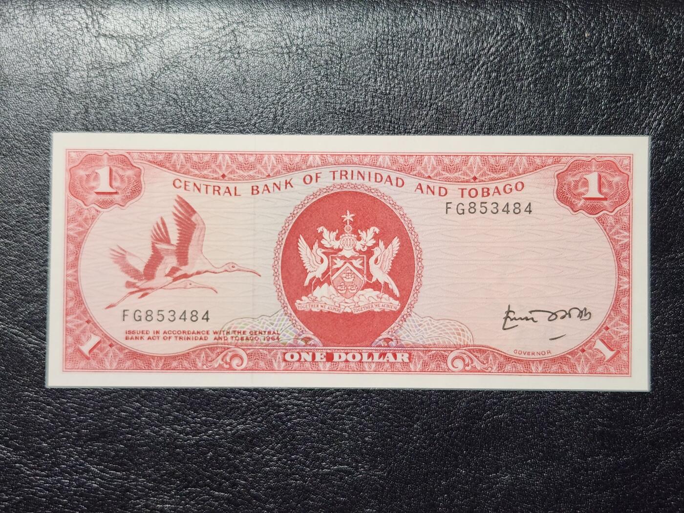 4月11号晚上8点 中外纸币自动截拍第55场 特立尼达和多巴哥 1元 纸币  1977飞鹤版 签名4 全新 