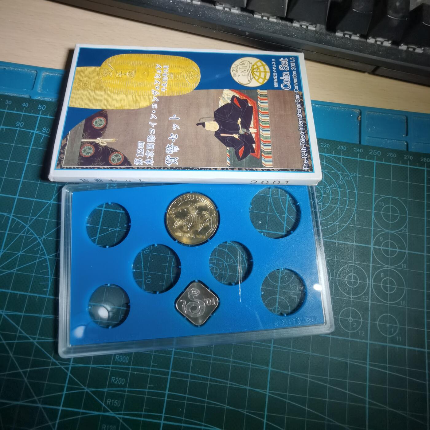 沼泽如烟--第1050场 2001年蛇年生肖章 4.3克纯银章带原盒 新世纪纪念铜章