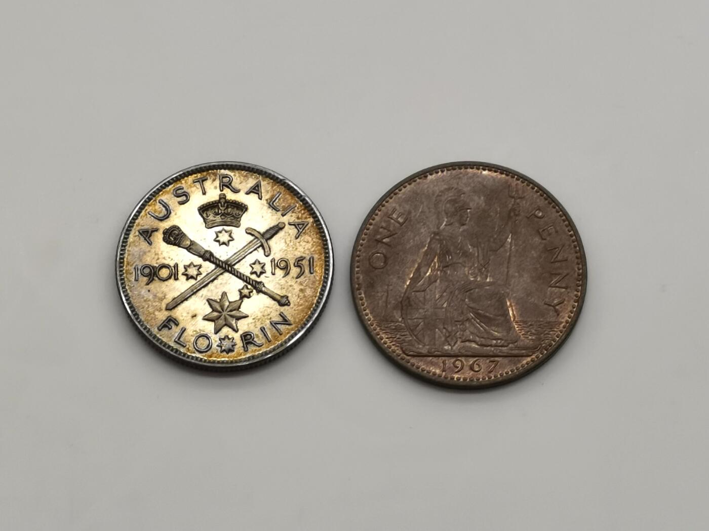 博洋堂世界钱币拍卖第168期（全场包邮） 英系银币、铜币一组2枚，英国1967年伊丽莎白二世1便士铜币，铜光熠熠，底板光度都不错，目测61分。澳大利亚1951年乔治六世澳大利亚联邦50周年1弗洛林银币 11.31g 0.5银 非常漂亮的五彩硫化包浆，au底板，不错品相。