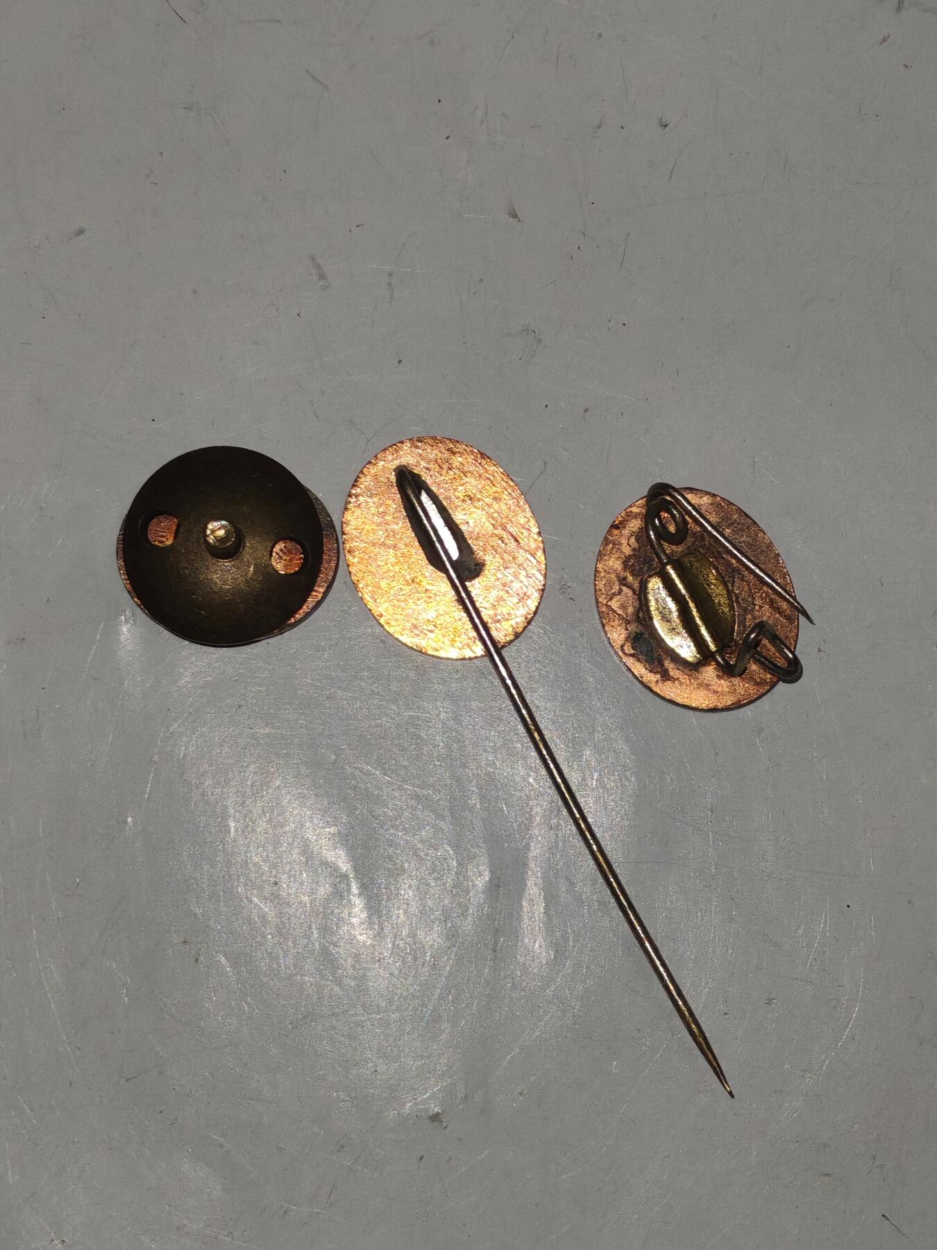 韵星假日军品类拍卖第53期  -- Rimey Holidays Militaria Auction 53 民主德国统一社会党党徽一组 早期转轮 别针插针