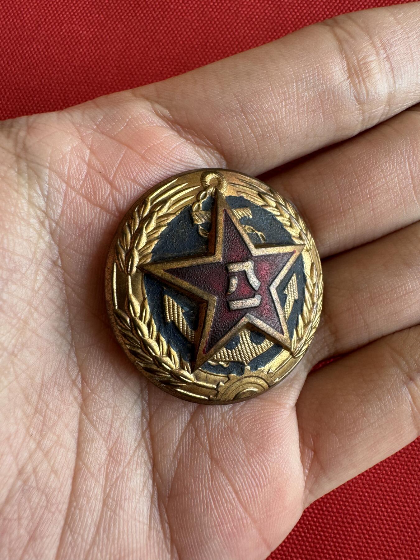 五哥徽章群   11号周六晚上八点4群联拍 帽徽