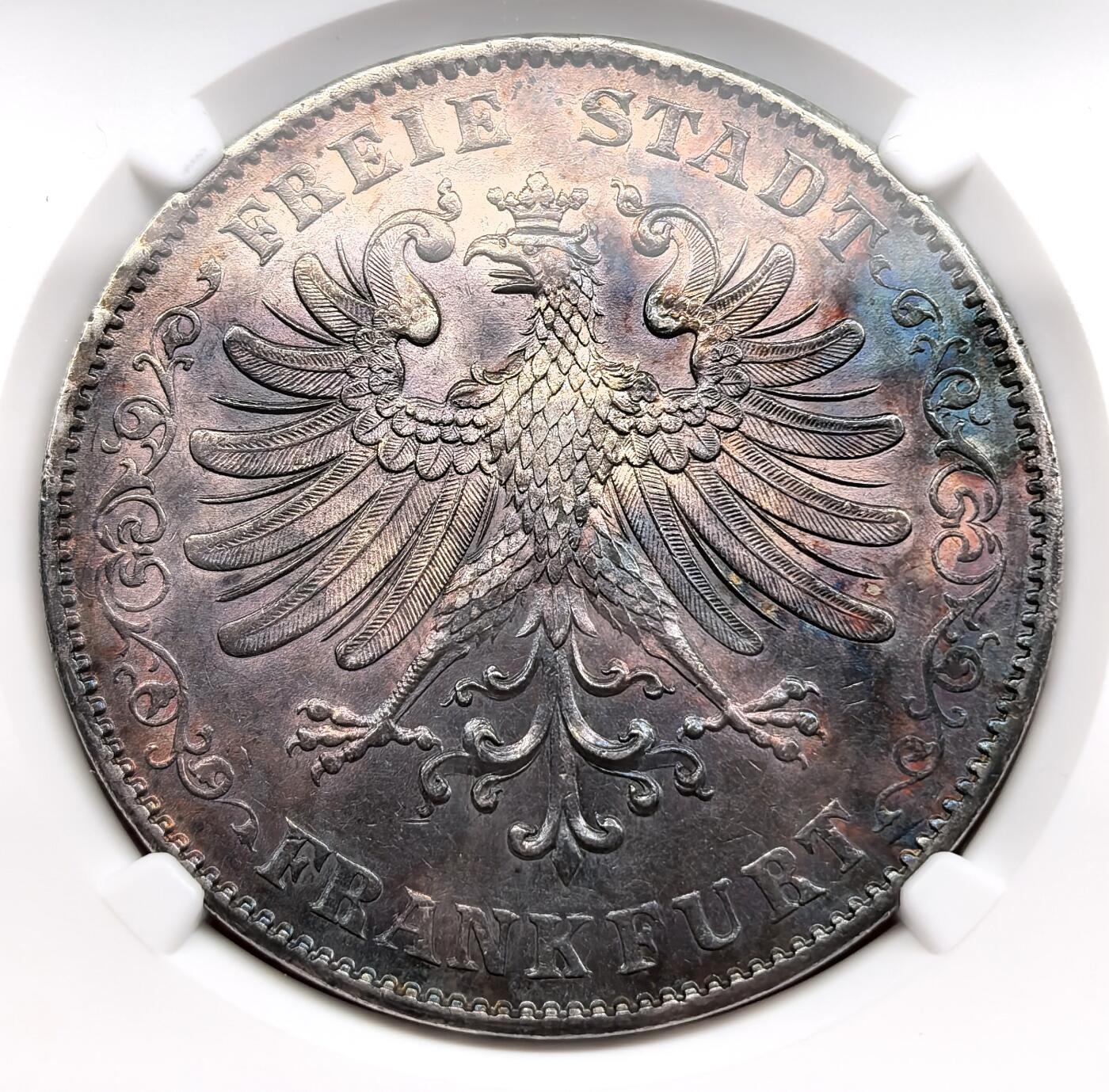 凡希社世界钱币微拍第三百二十二期 1846德国法兰克福自由市鹰徽2泰勒大银NGC-AU58，紫金彩，包浆油润感极佳，1846年正处于德意志邦联货币的统一阶段，币面标注泰勒与盾两种面值，适配邦联内不同地区的货币体系，是法兰克福作为德意志金融中心的象征。